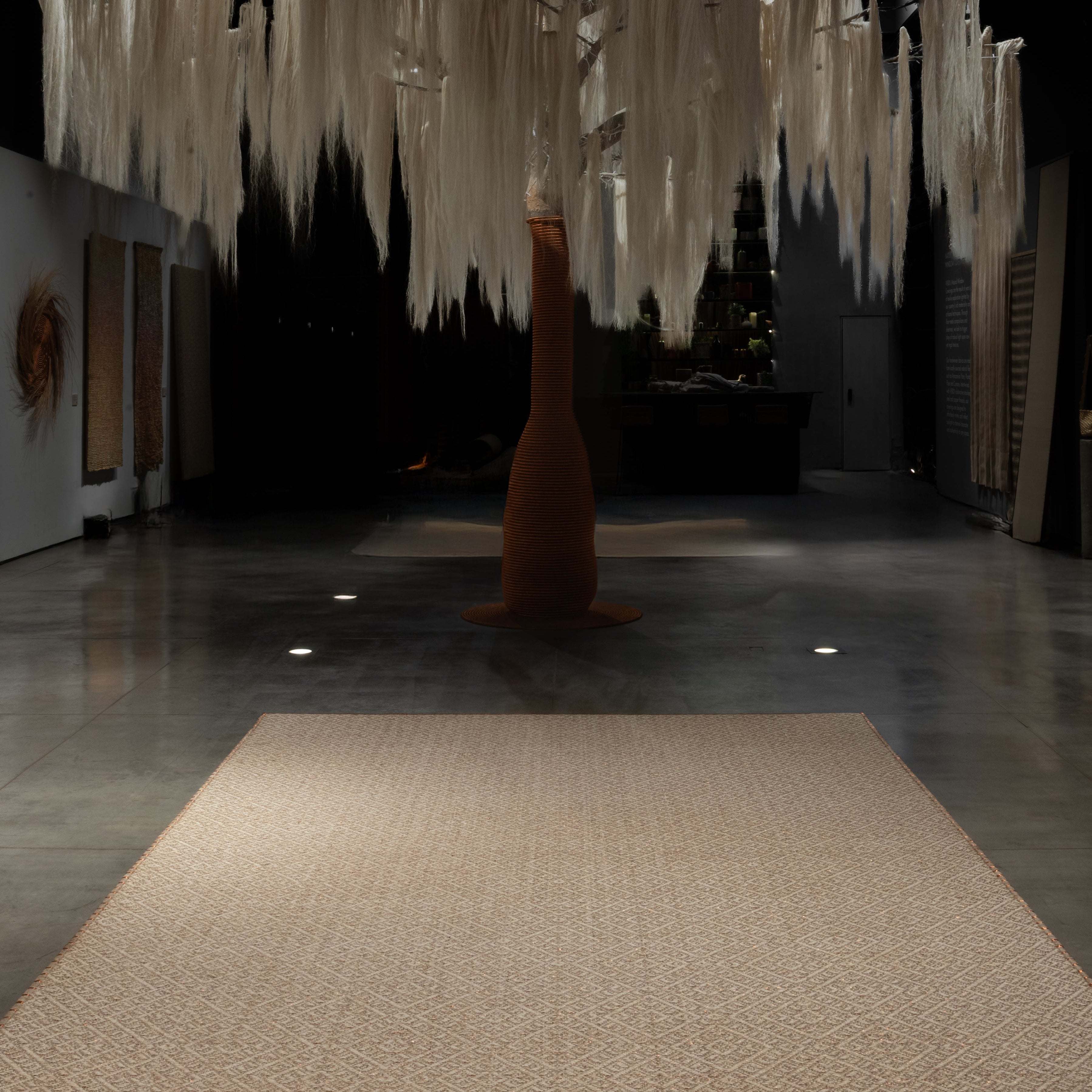 DAÚ WEAVE RUG IN NATURAL FIQUE FIBER, WHITE FIQUE FIBER AND COPPER