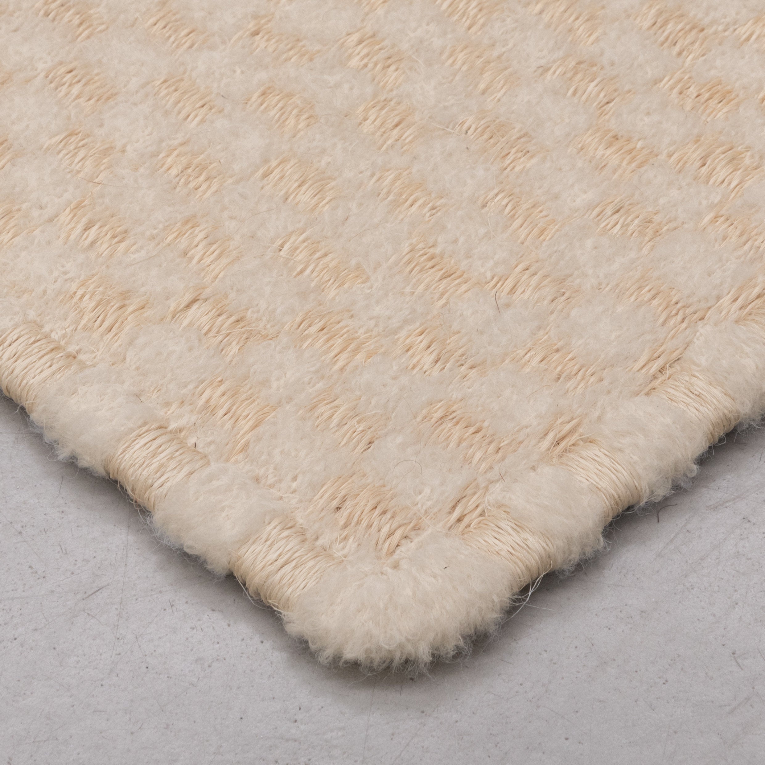 CHESS WEAVE RUG IN WHITE FIQUE AND BOUCLÉ ALPACA