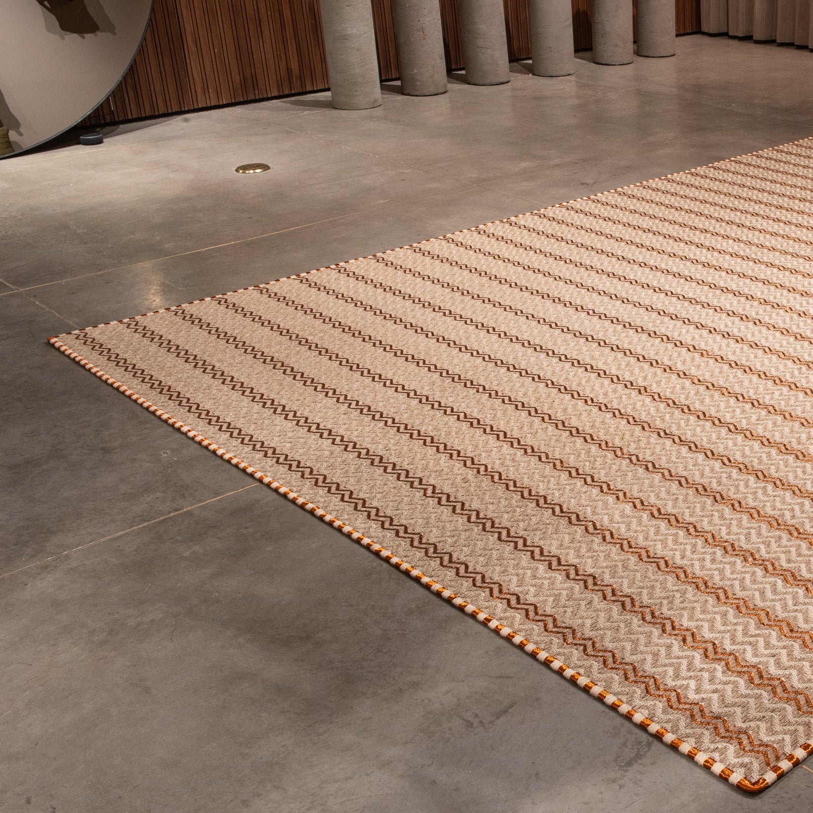 M’S WEAVE RUG IN NATURAL FIQUE AND WHITE FIBER WITH COPPER