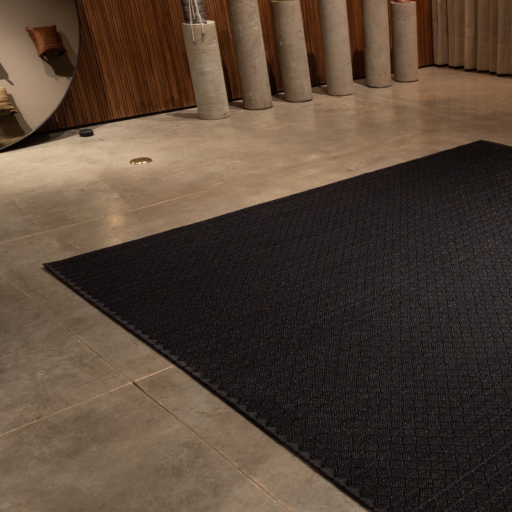 ALUNA WEAVE RUG IN BLACK FIQUE FIBER WITH BLACK ACRYLIC