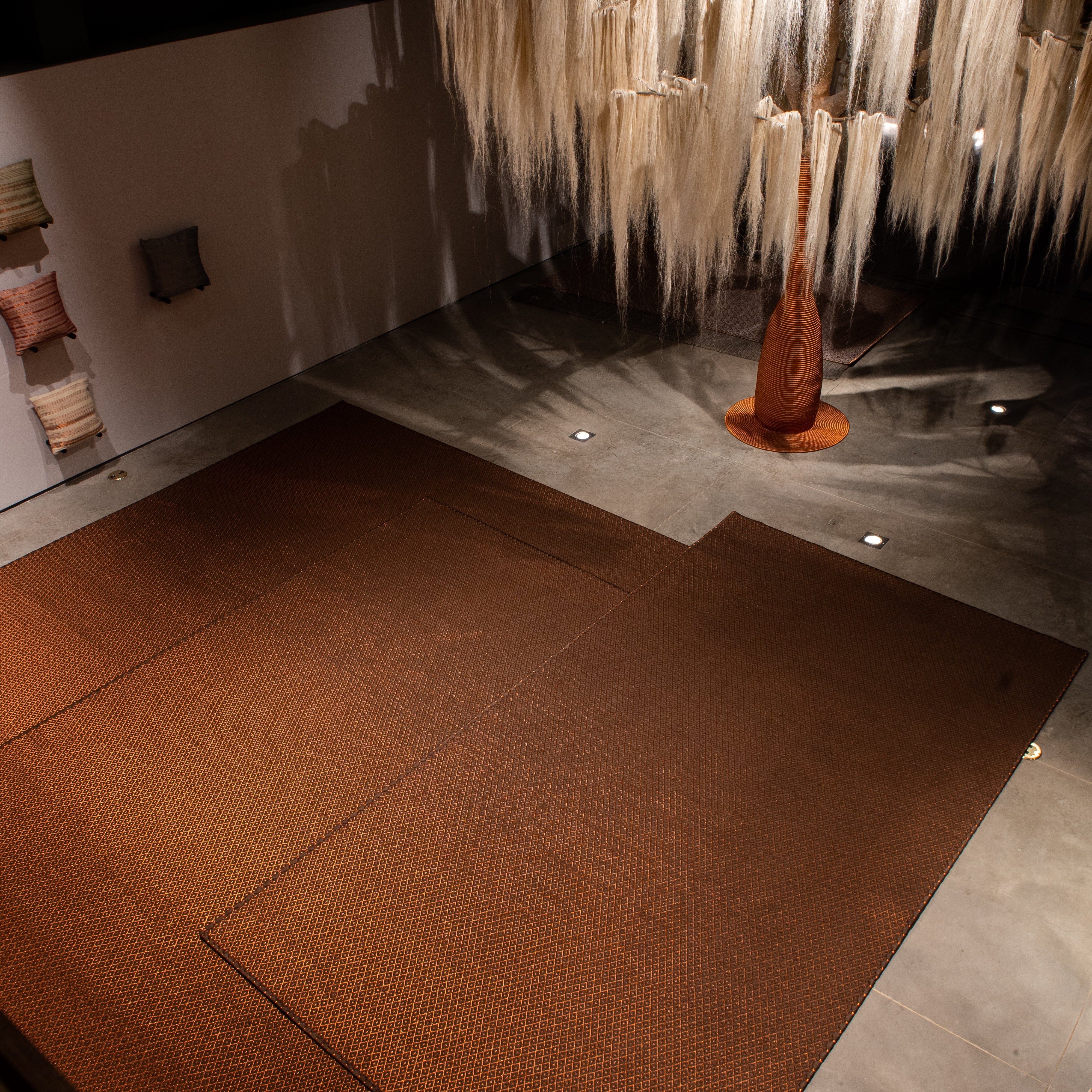 RHOMBUS WEAVE RUG IN COFFEE FIQUE FIBER WITH COPPER