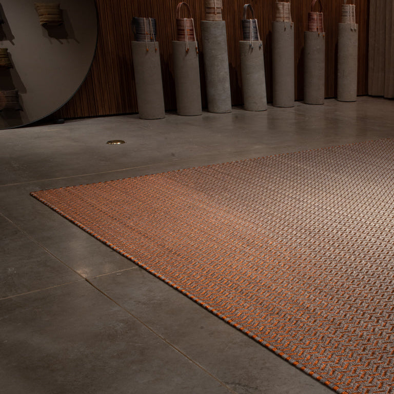 OTOÑO WEAVE RUG IN WHITE-GRAY FIQUE FIBER AND COPPER