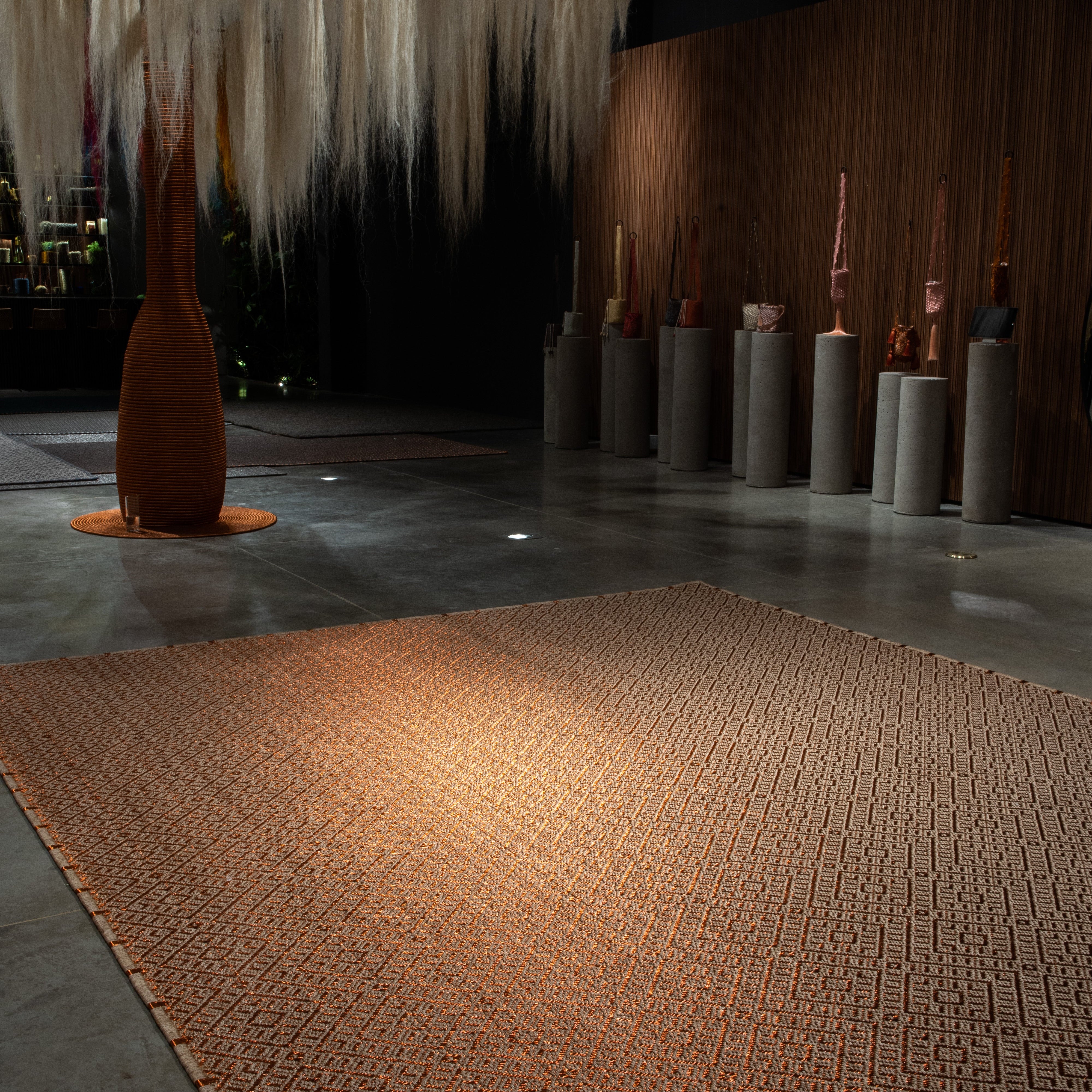 DAÚ WEAVE RUG IN NATURAL FIQUE FIBER AND COPPER