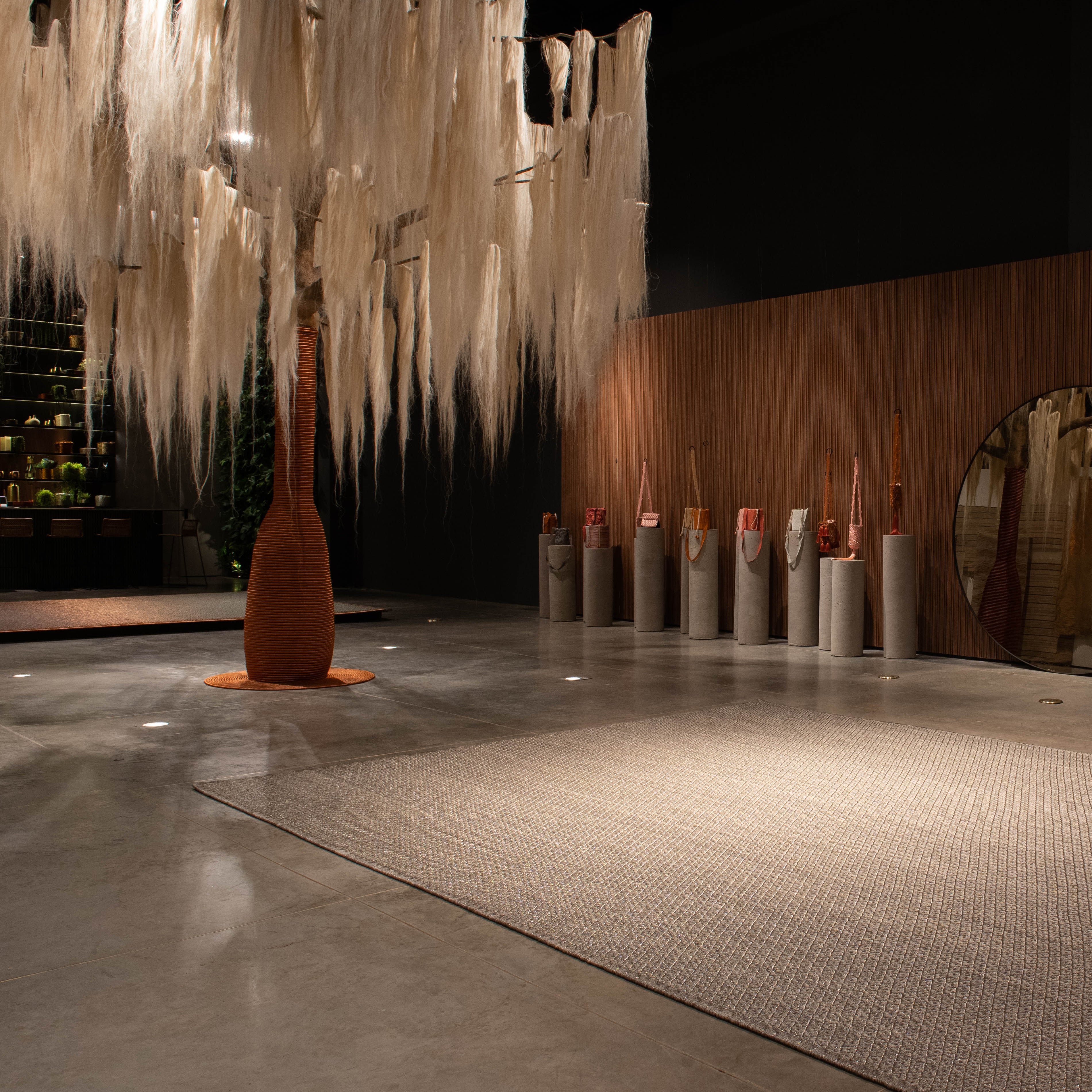 RHOMBUS WEAVE RUG IN WHITE-GRAY FIQUE FIBER AND STAINLESS STEEL