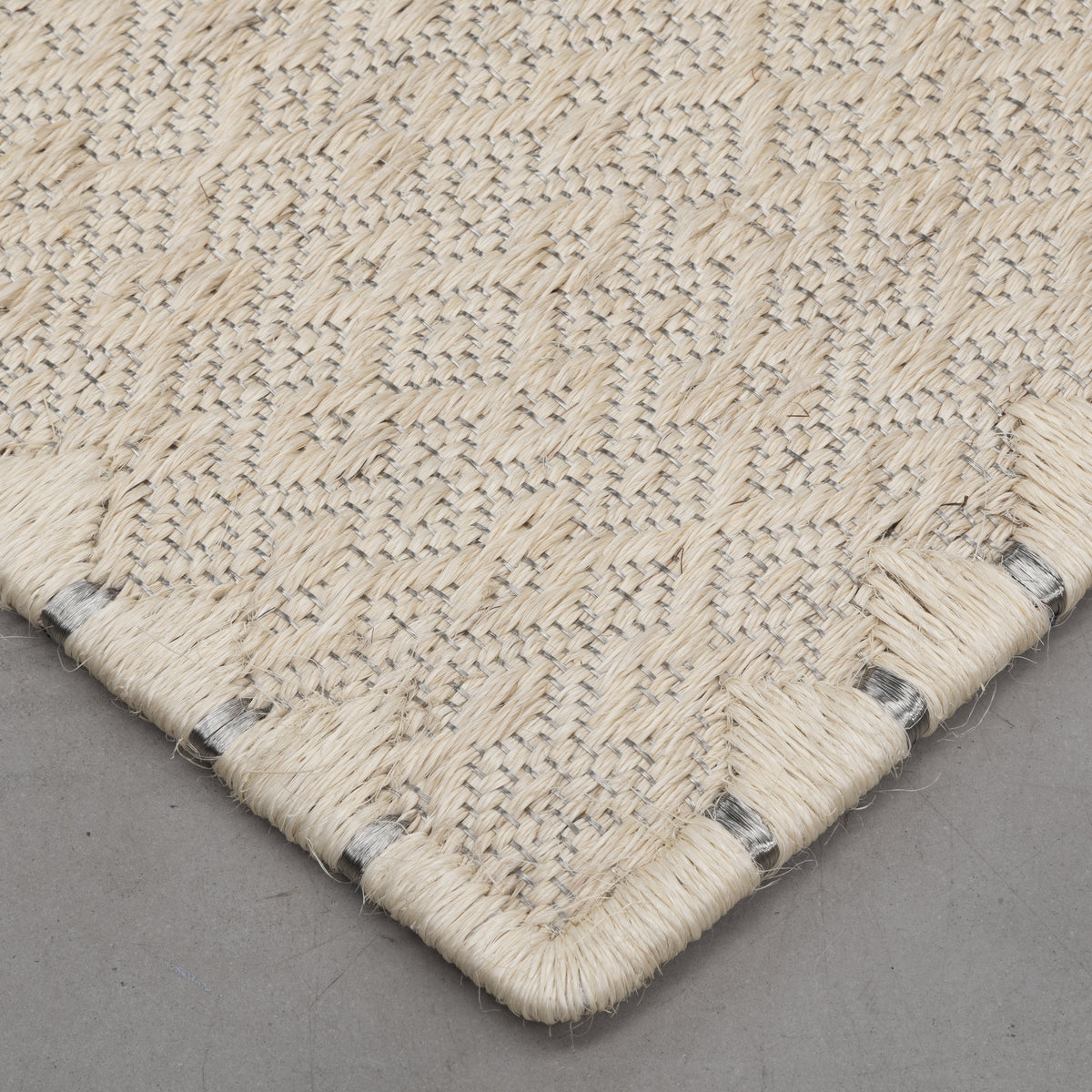 CASABLANCA WEAVE RUG IN STAINLESS STEEL AND WHITE FIQUE FIBER