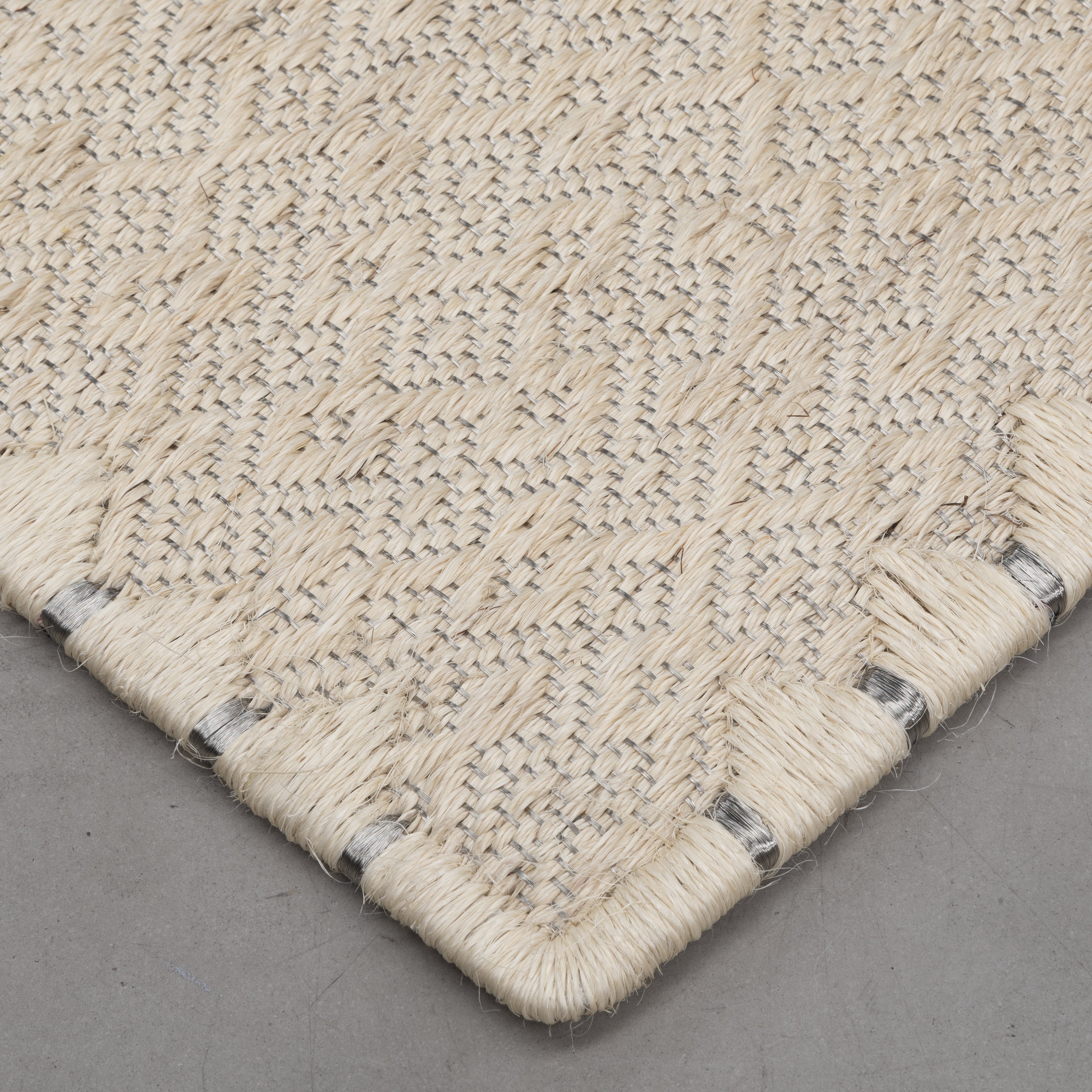 CASABLANCA WEAVE RUG IN STAINLESS STEEL AND WHITE FIQUE FIBER