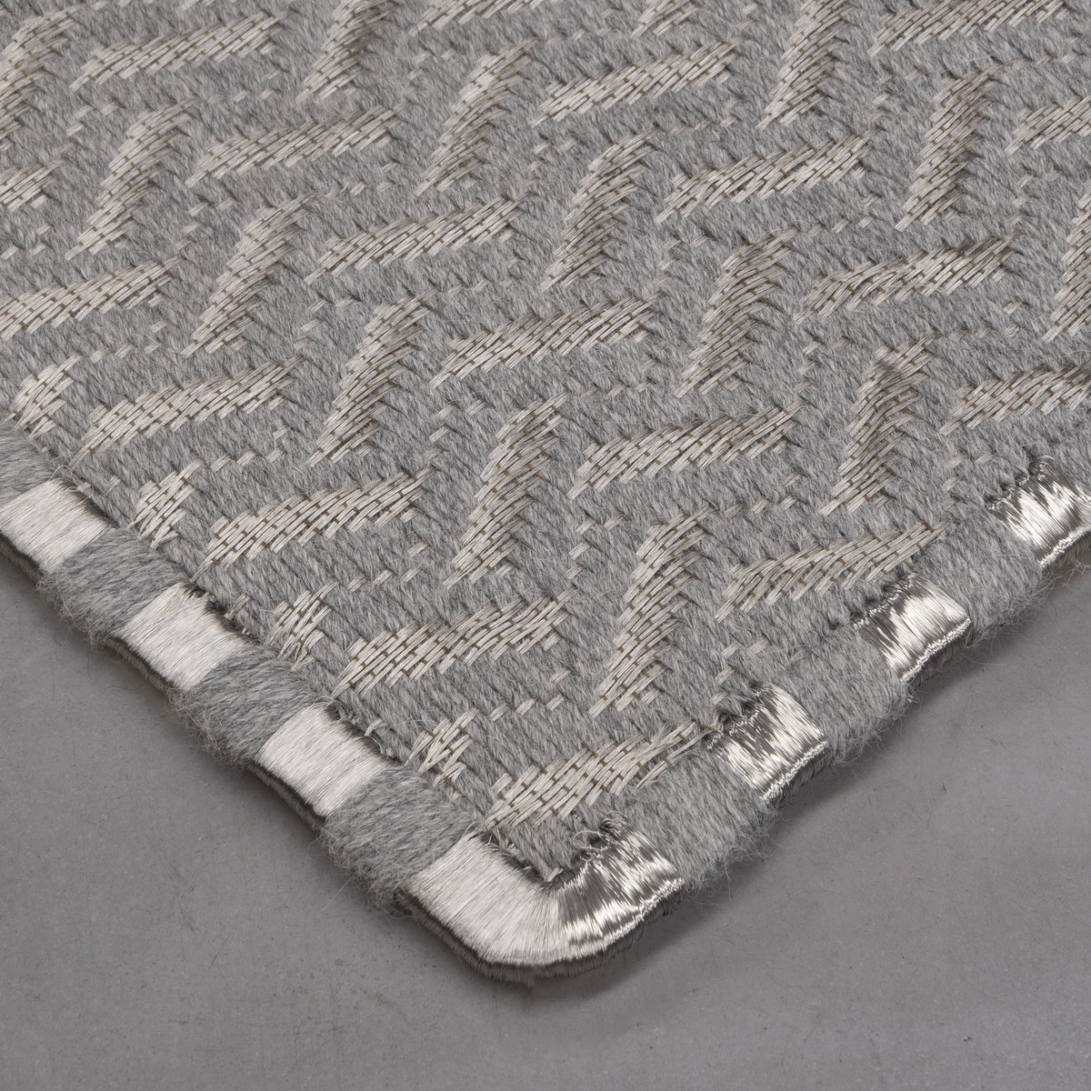 OTOÑO WEAVE RUG IN GRAY ALPACA AND STAINLESS STEEL