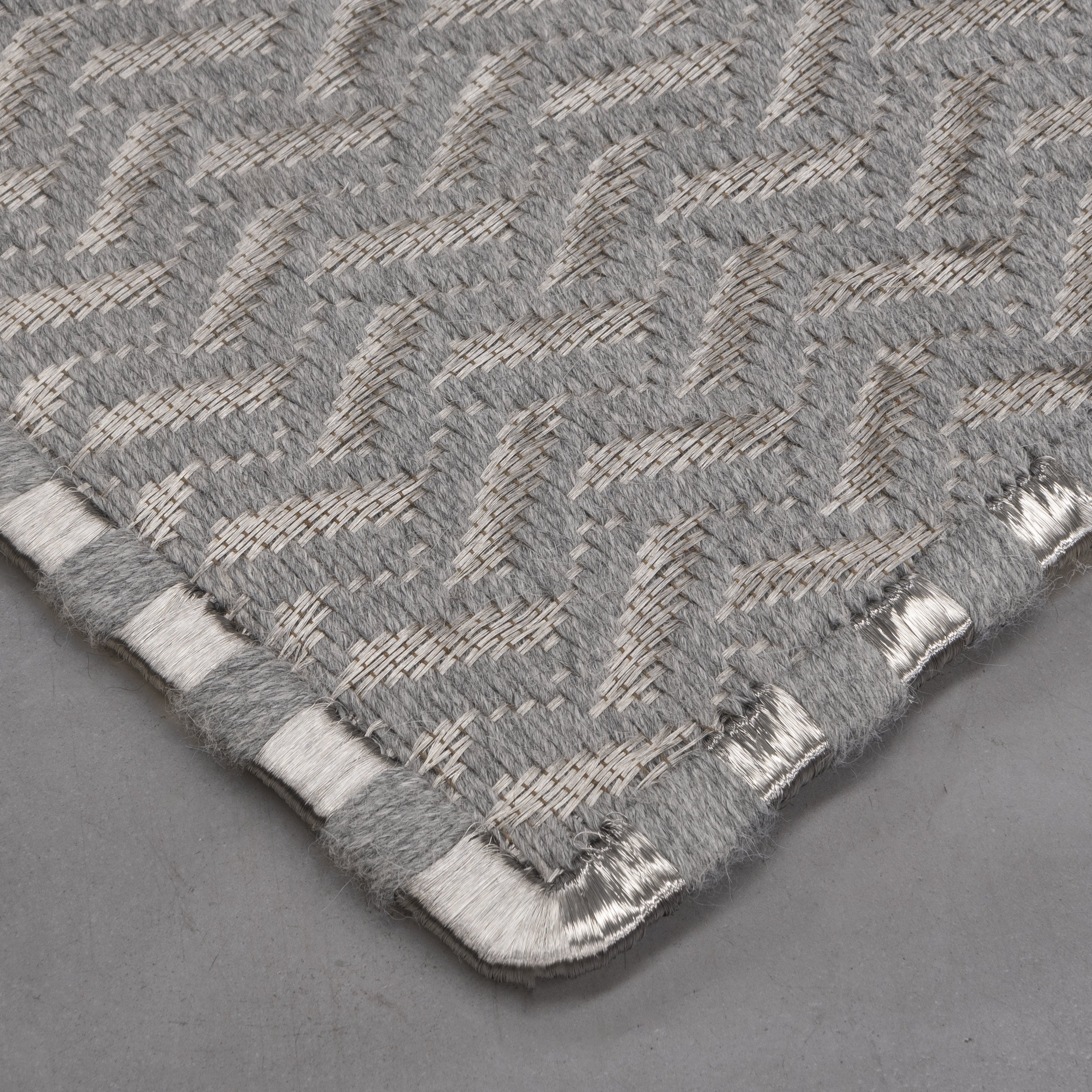 OTOÑO WEAVE RUG IN GRAY ALPACA AND STAINLESS STEEL