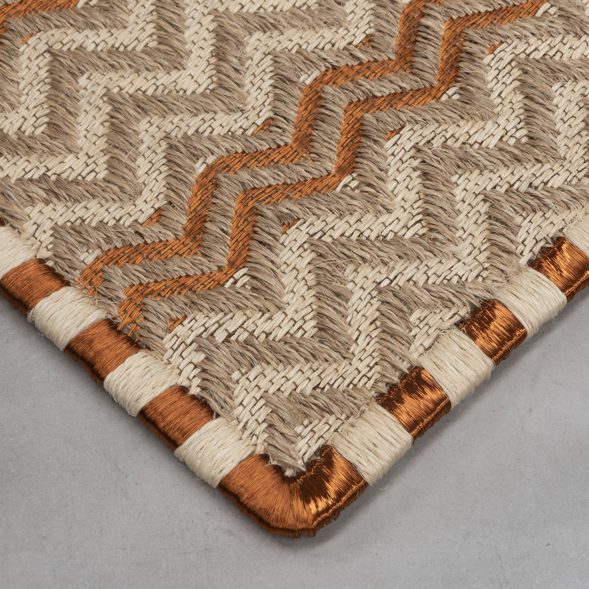 M’S WEAVE RUG IN NATURAL FIQUE AND WHITE FIBER WITH COPPER