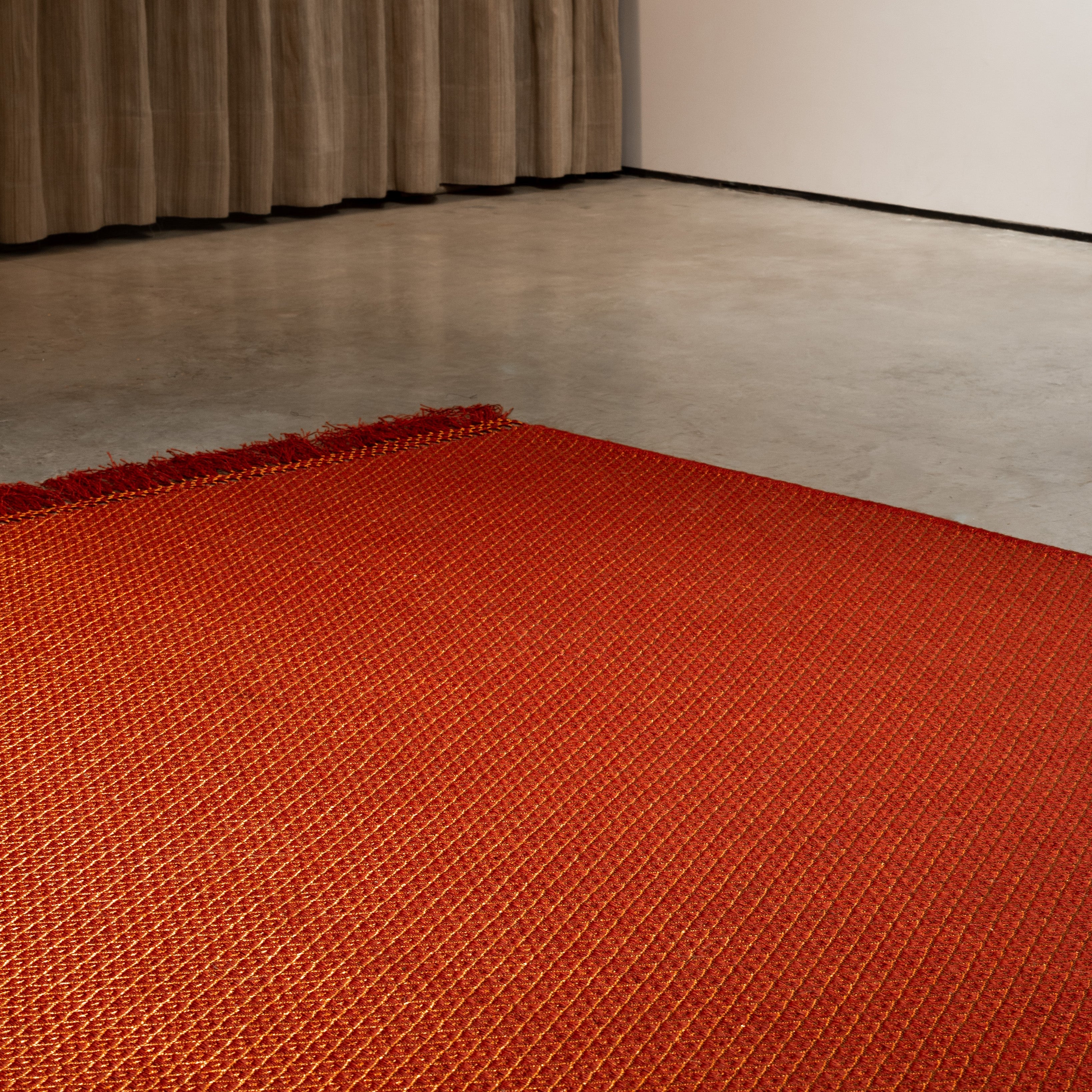 RHOMBUS WEAVE RUG IN BURGUNDY FIQUE FIBER AND COPPER