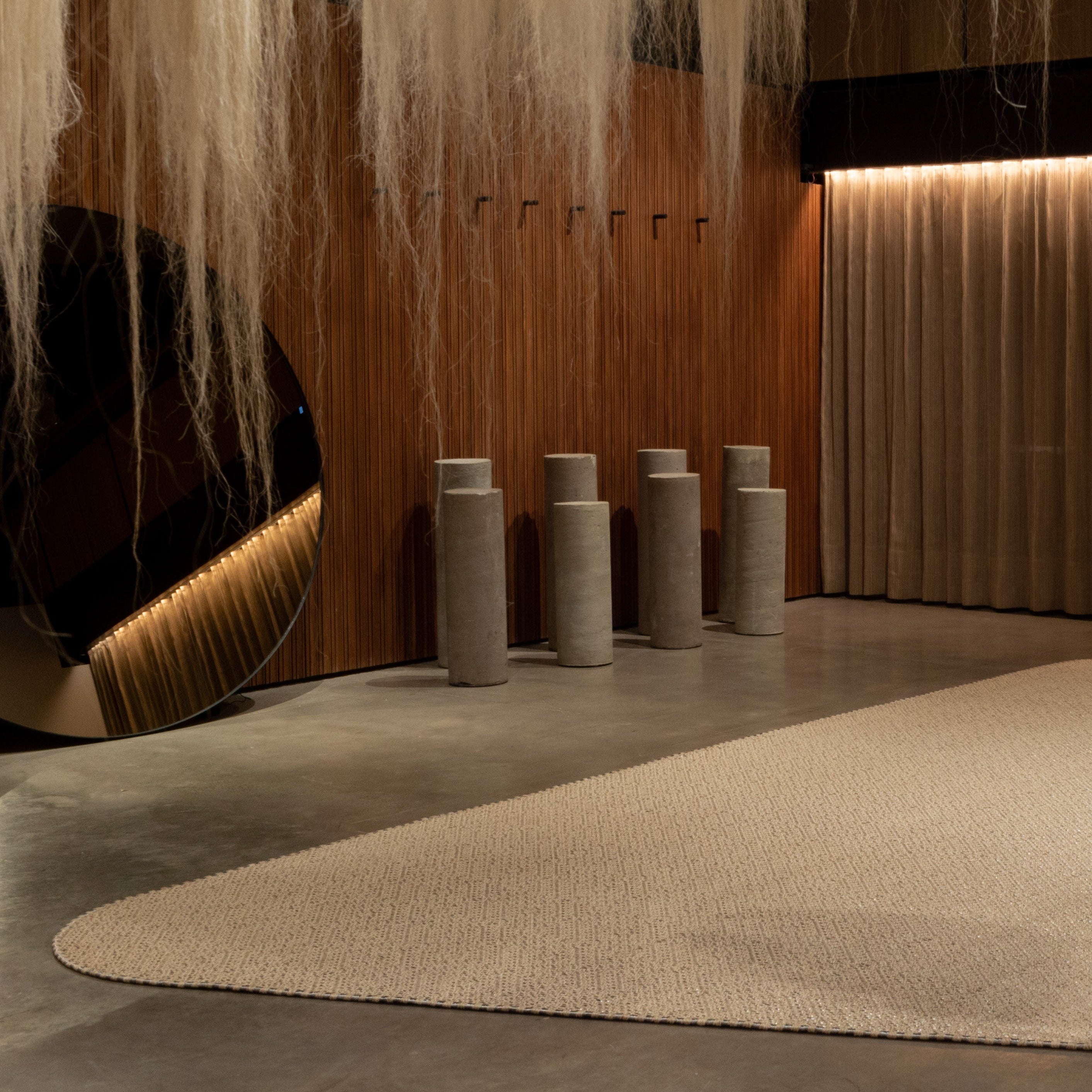 DAÚ WEAVE RUG IN NATURAL FIQUE FIBER, WHITE FIQUE FIBER AND STAINLESS STEEL