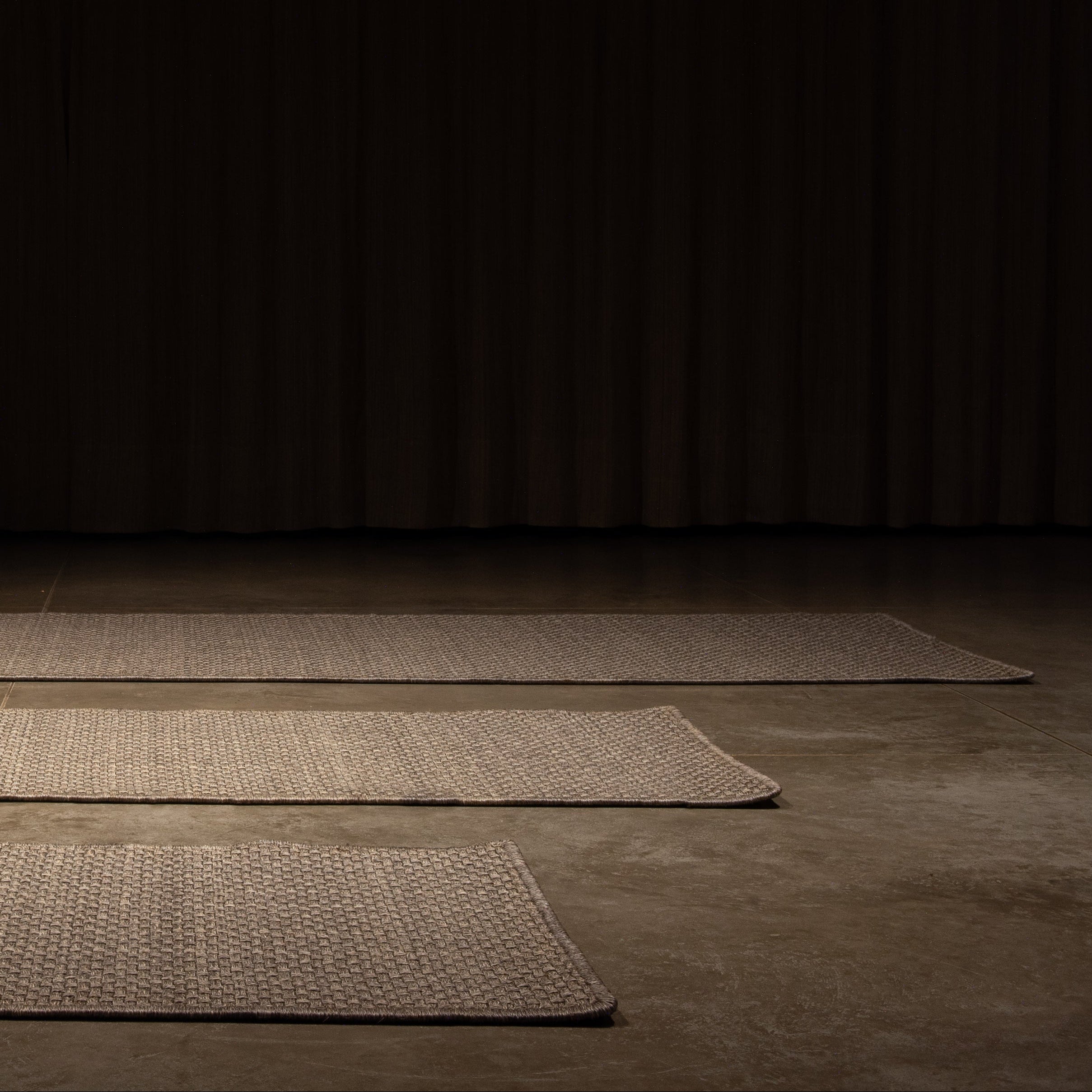 KANASPI WEAVE RUG IN WHITE-GRAY FIQUE FIBER AND STAINLESS STEEL