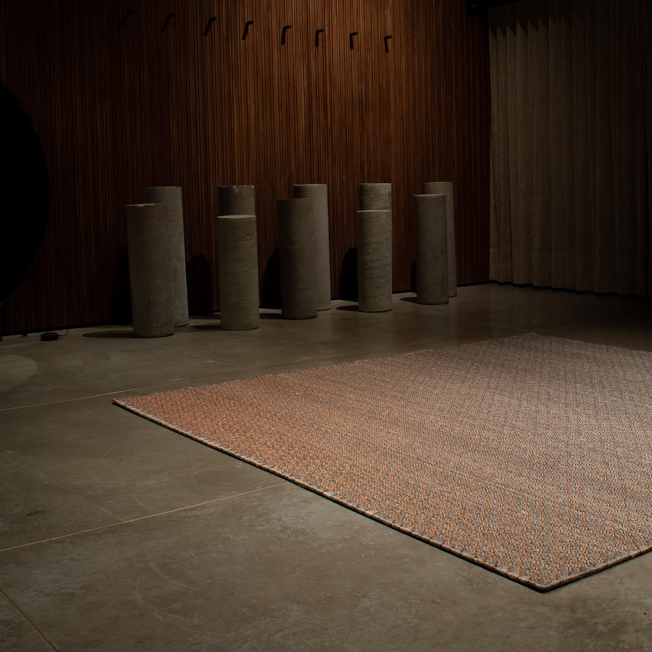 CASABLANCA WEAVE RUG IN COPPER WITH WHITE-GRAY FIQUE FIBER