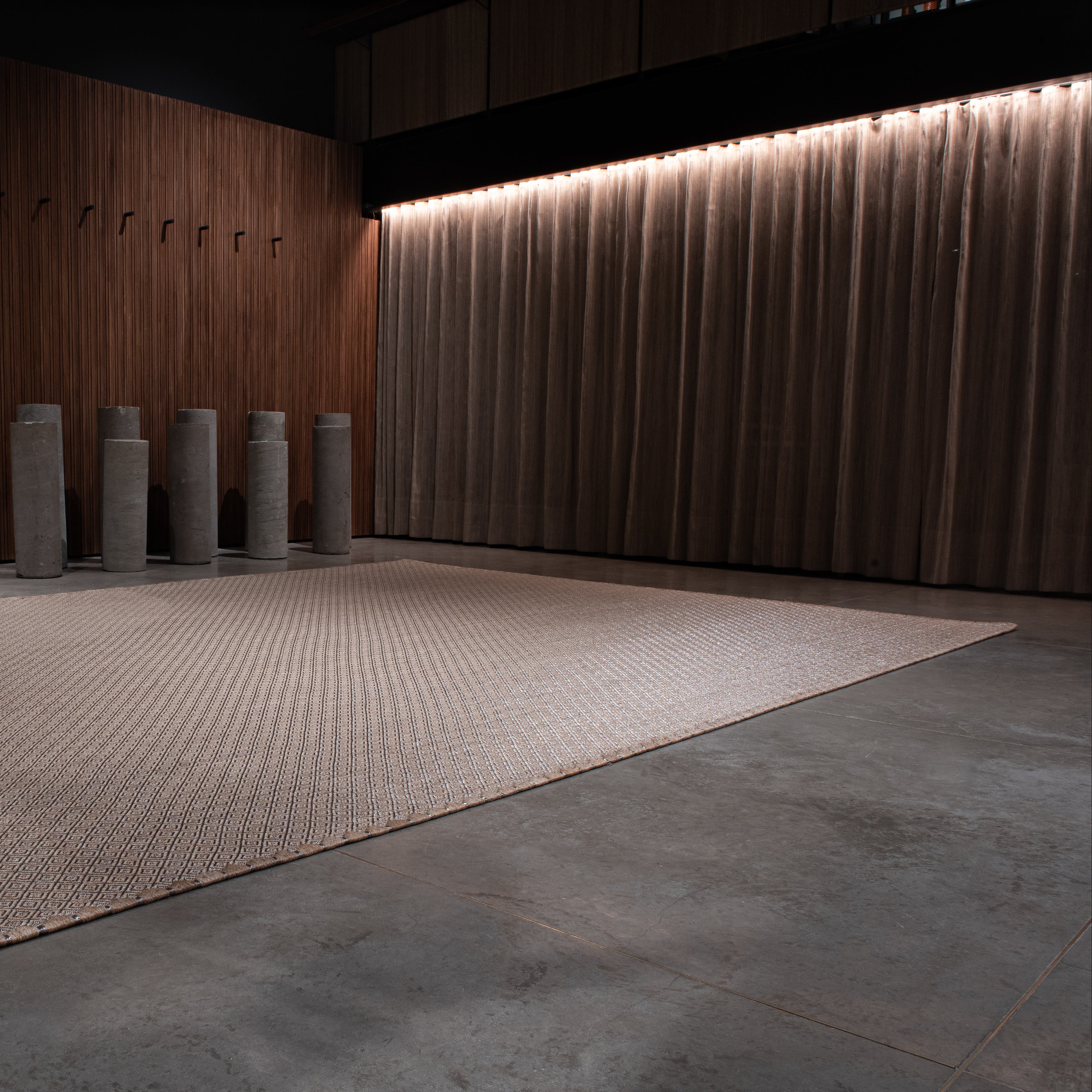 MEDIUM RHOMBUS WEAVE RUG IN NATURAL FIQUE FIBER WITH STAINLESS STEEL