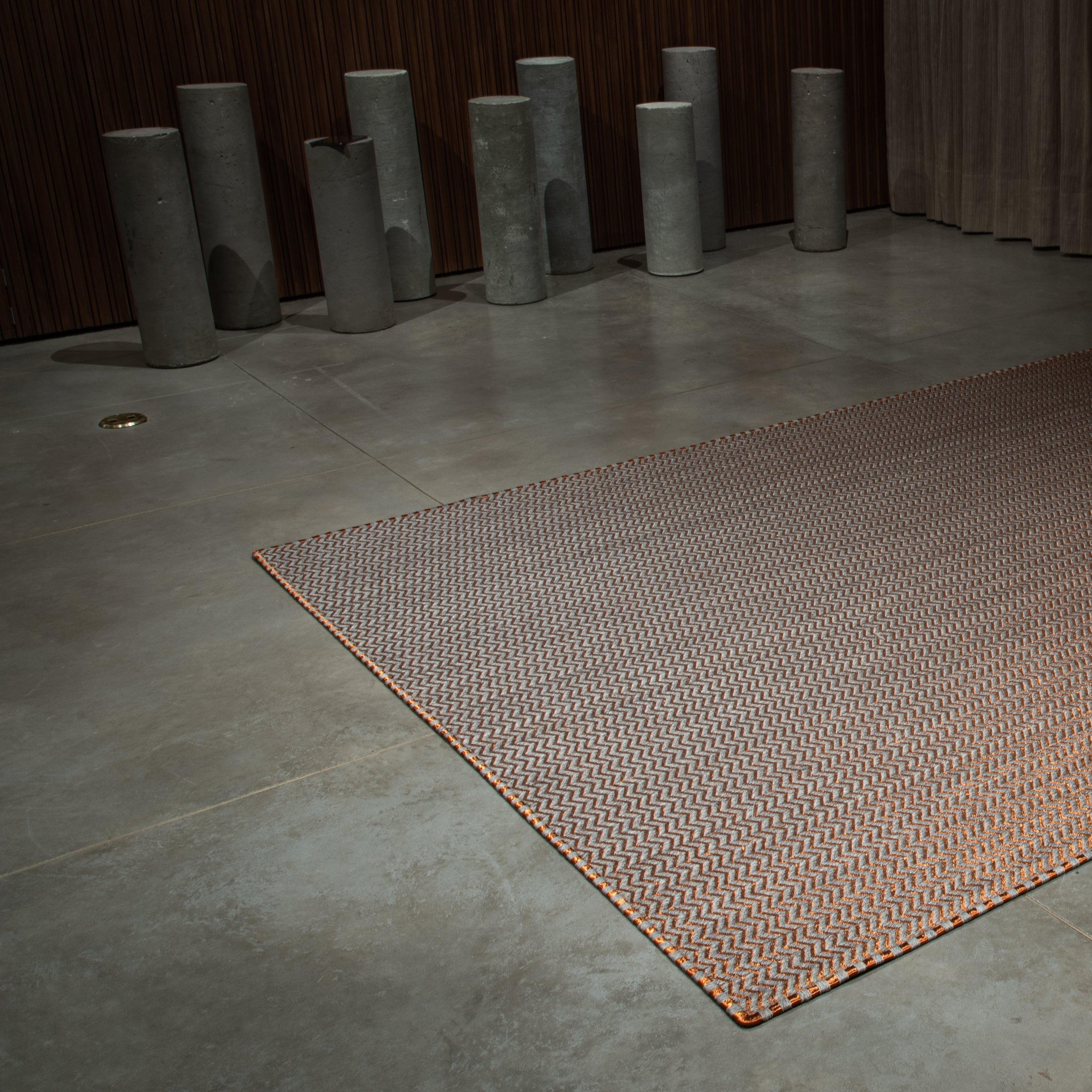 M’S WEAVE RUG IN WHITE-GRAY FIQUE FIBER WITH COPPER