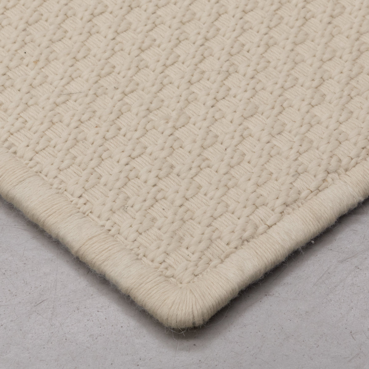 KANASPI WEAVE RUG IN WHITE ALPACA AND WHITE MOTÓN ALPACA