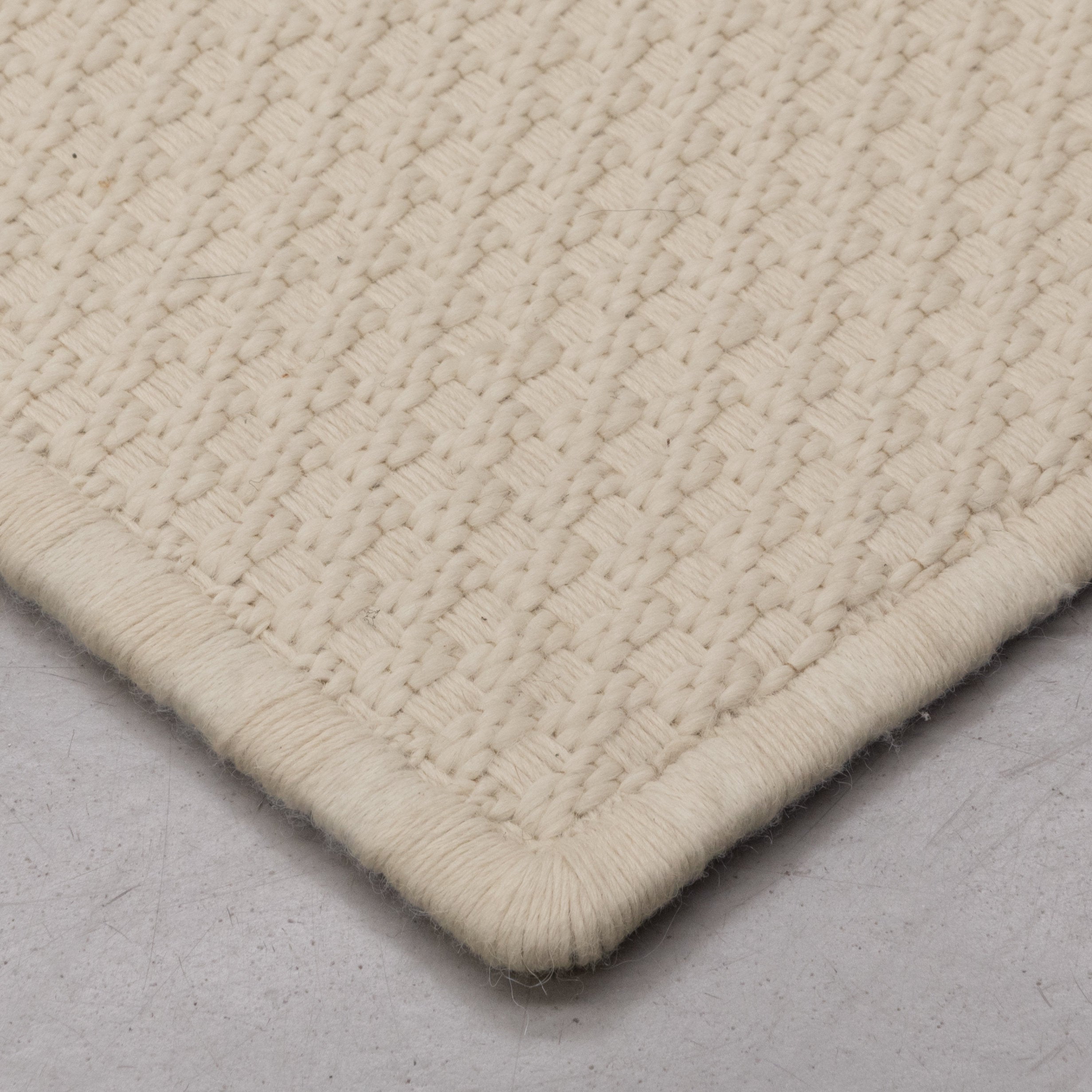 KANASPI WEAVE RUG IN WHITE ALPACA AND WHITE MOTÓN ALPACA