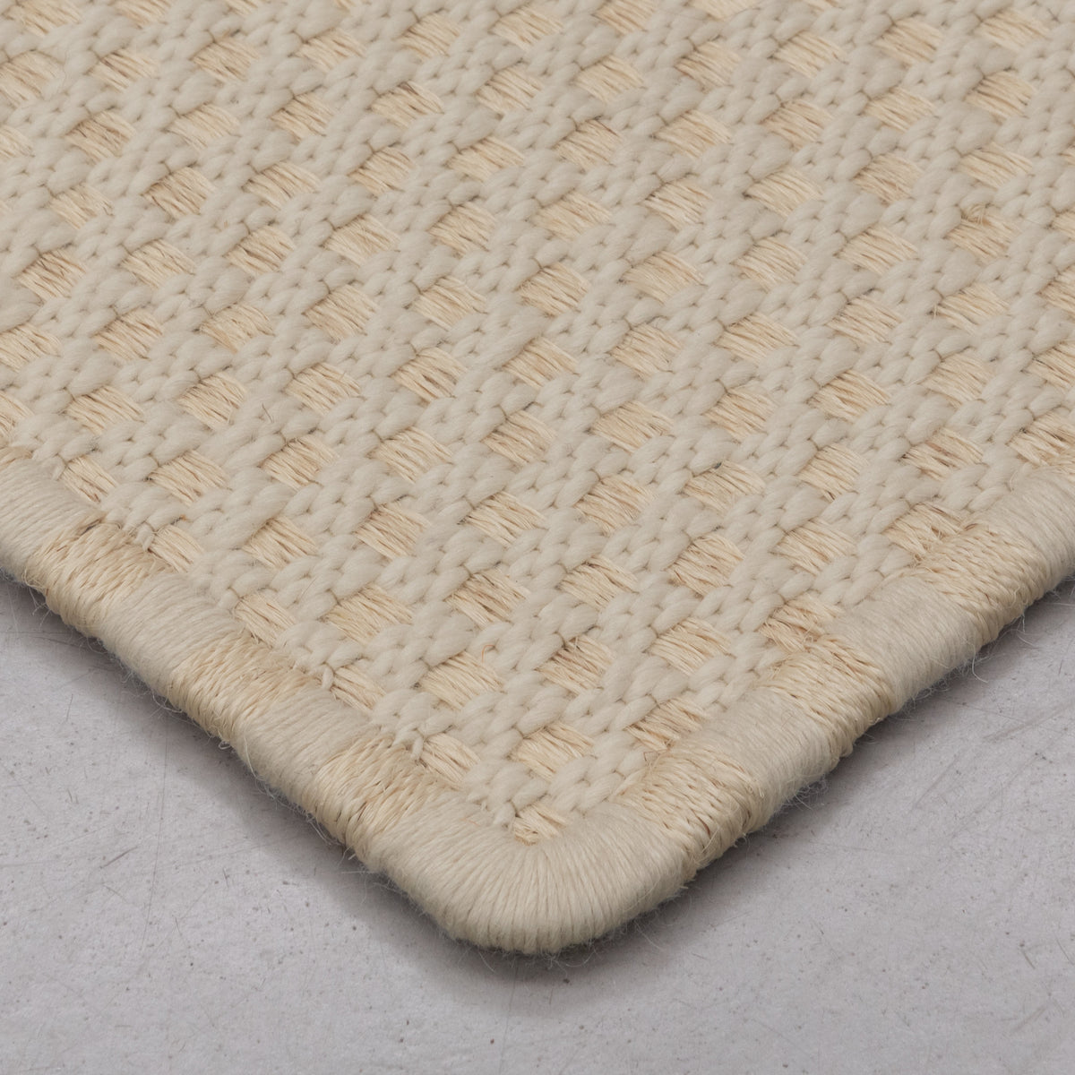 KANASPI WEAVE RUG IN WHITE FIQUE FIBER AND WHITE MOTÓN ALPACA