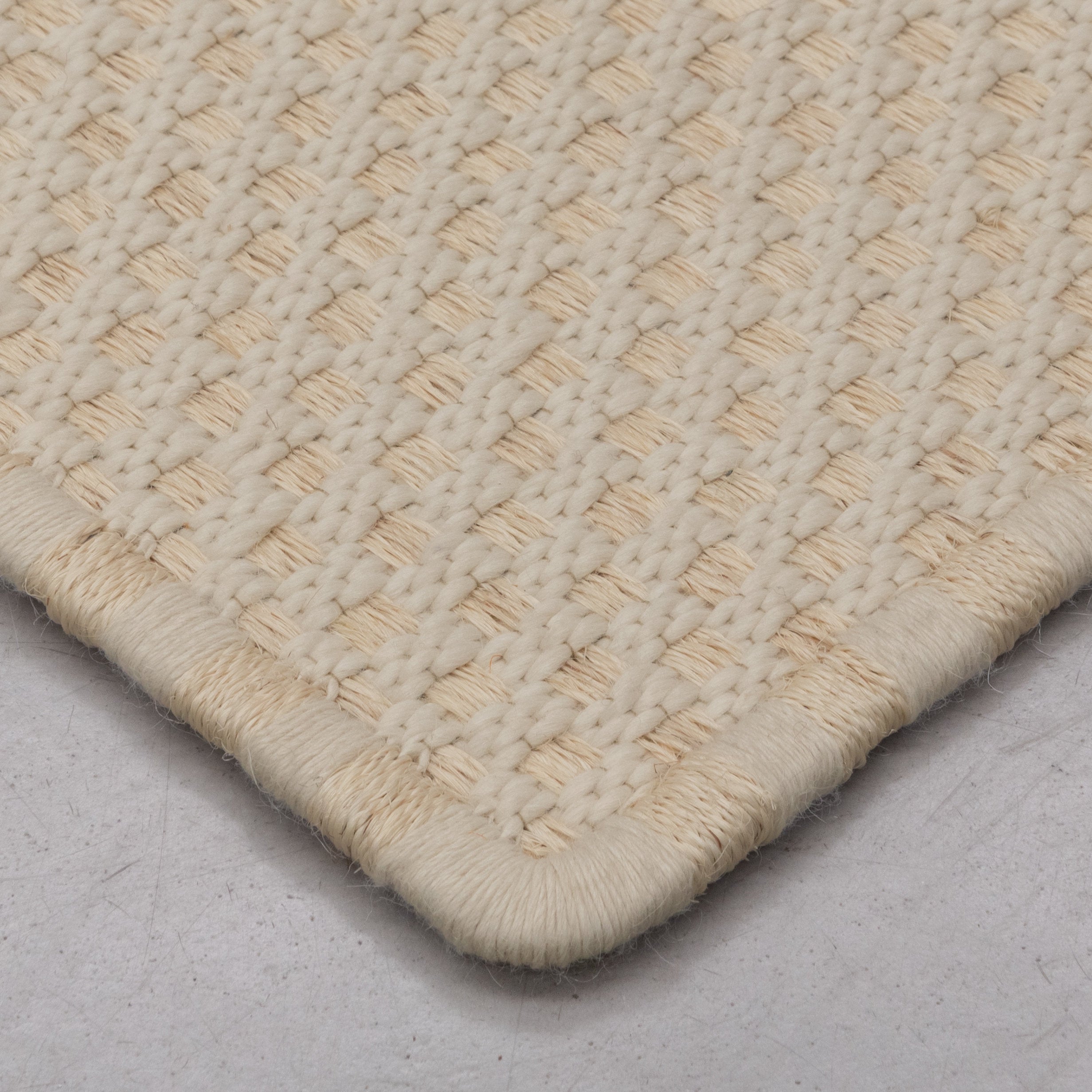 KANASPI WEAVE RUG IN WHITE FIQUE FIBER AND WHITE MOTÓN ALPACA