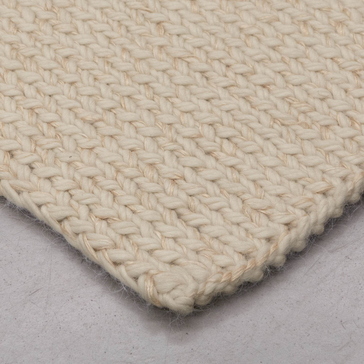 LUMA WEAVE RUG IN WHITE MOTÓN ALPACA AND BEIGE SILK