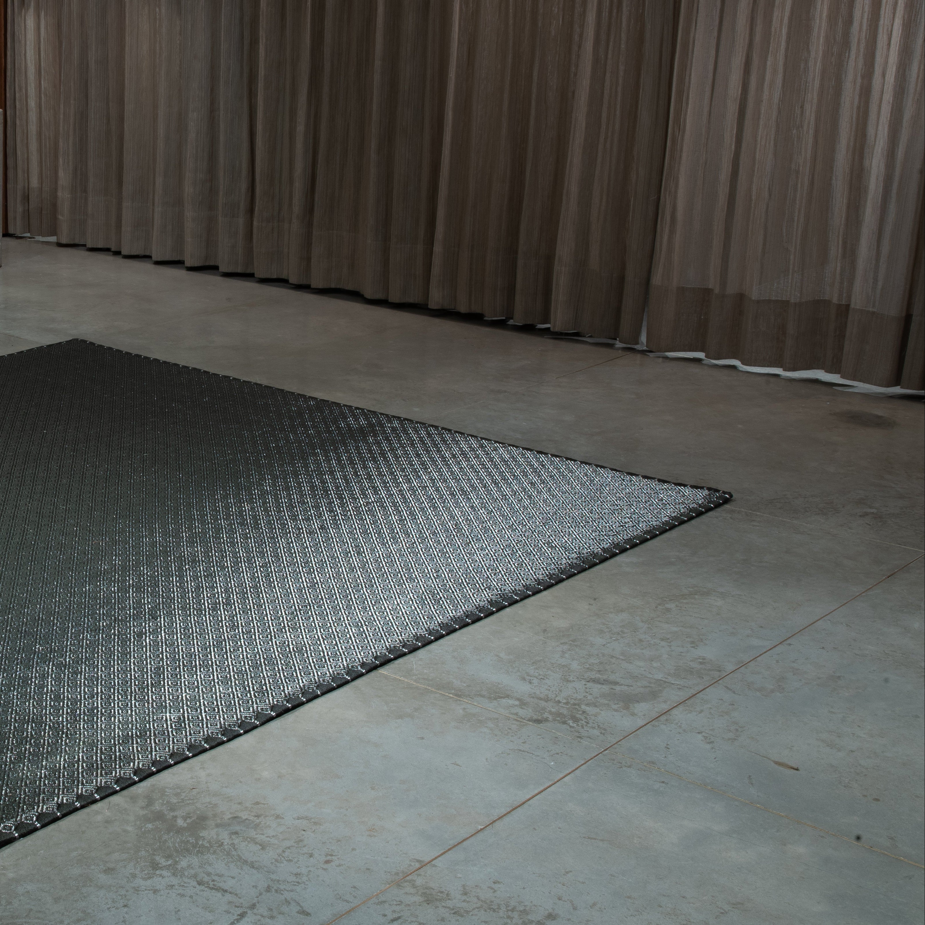 MEDIUM RHOMBUS WEAVE RUG IN OLIVA FIQUE FIBER WITH STAINLESS STEEL