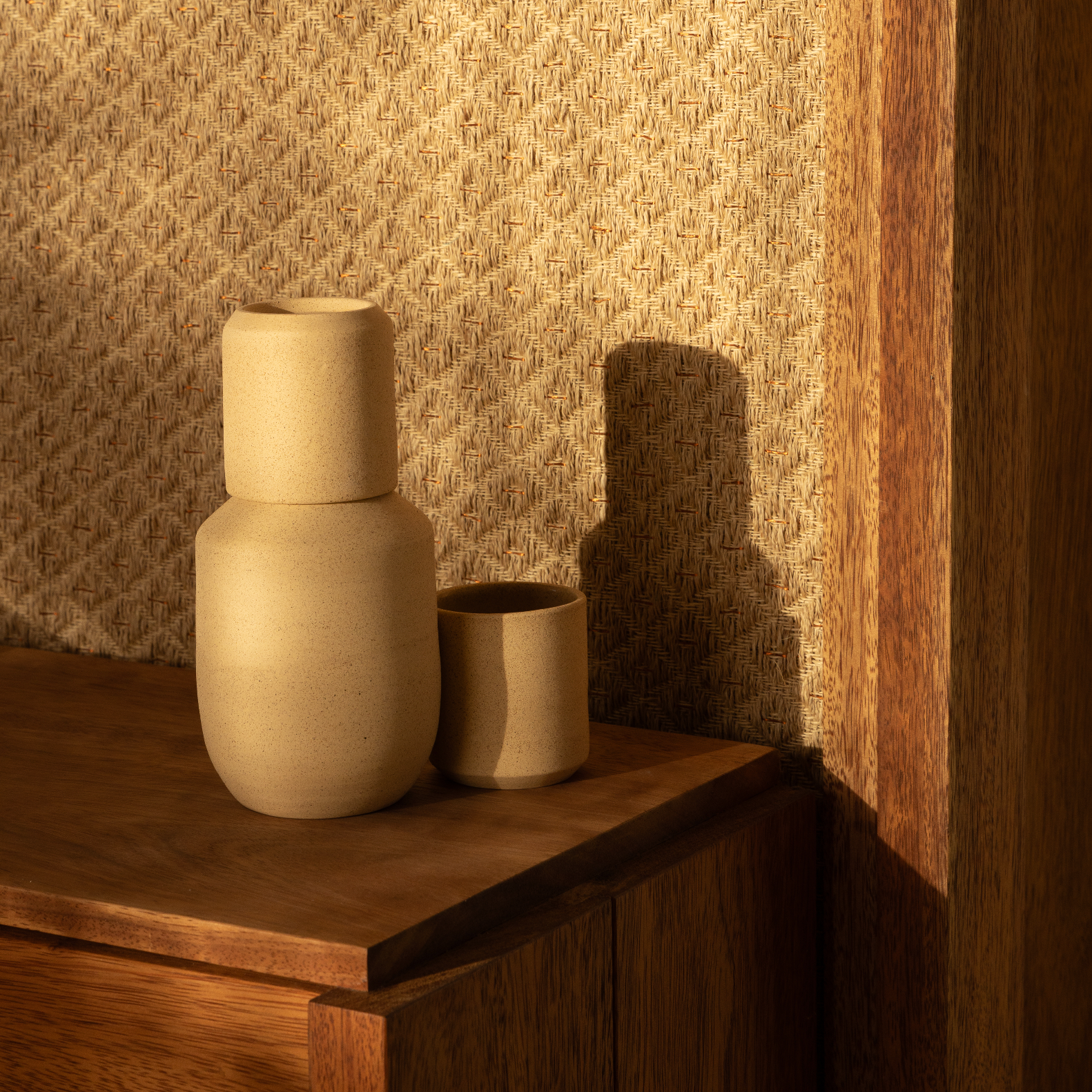 RHOMBUS WEAVE RUG IN NATURAL FIQUE FIBER WITH COPPER AND WHITE FIQUE FIBER