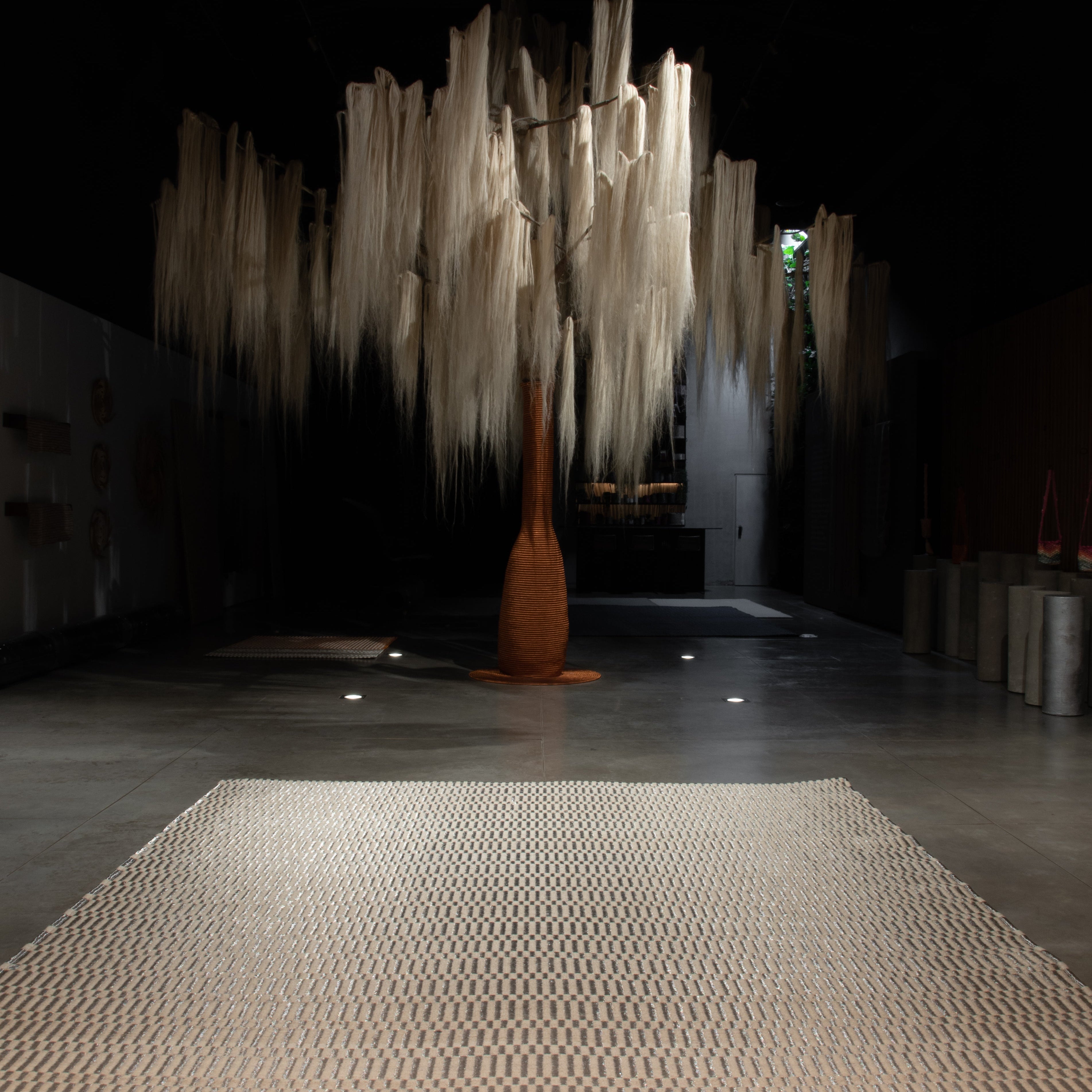 AXXIS WEAVE RUG IN WHITE FIQUE FIBER AND STAINLESS STEEL