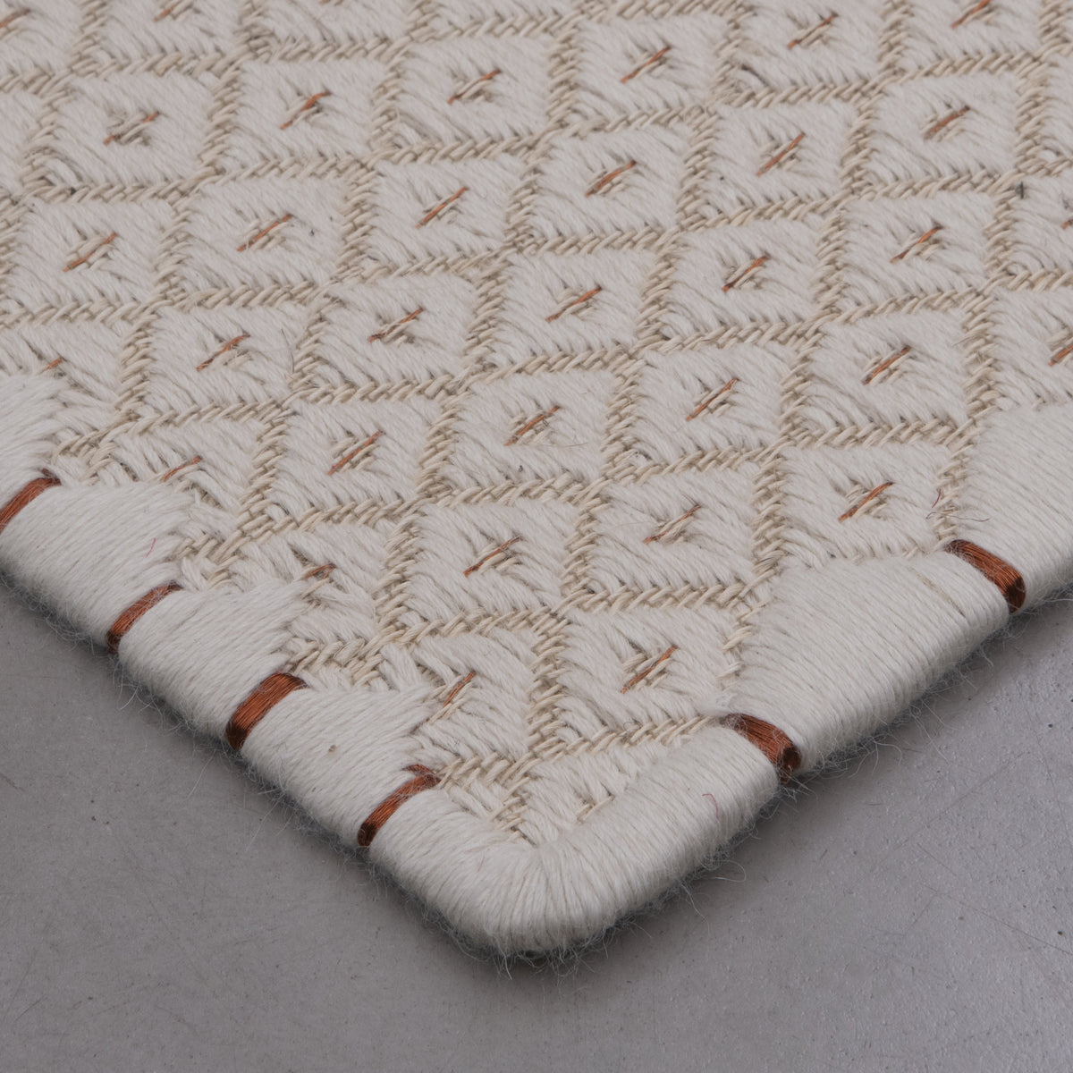 RHOMBUS WEAVE RUG IN WHITE ALPACA WITH COPPER AND WHITE FIQUE FIBER