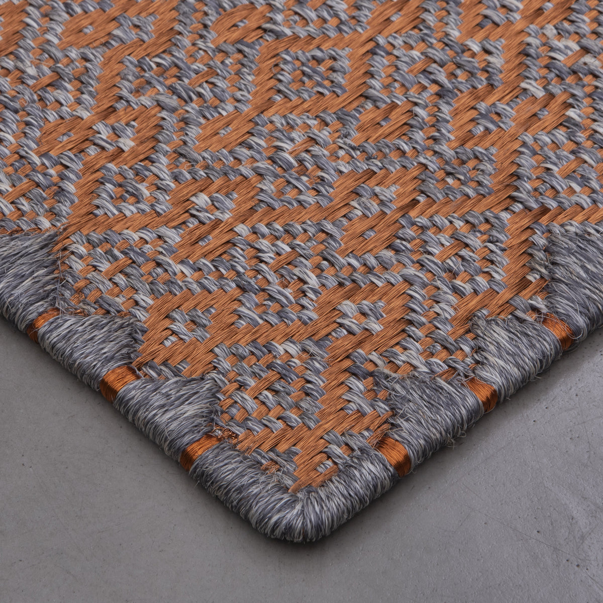 CASABLANCA WEAVE RUG IN WHITE-GRAY FIQUE FIBER AND COPPER