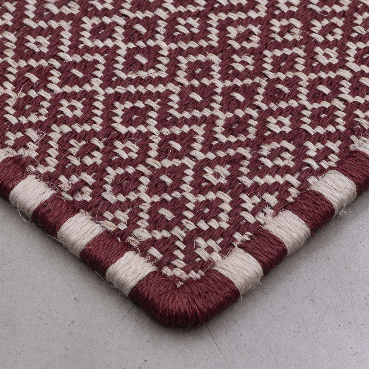 SUSU WEAVE RUG IN WHITE FIQUE FIBER AND BURGUNDY FIQUE FIBER