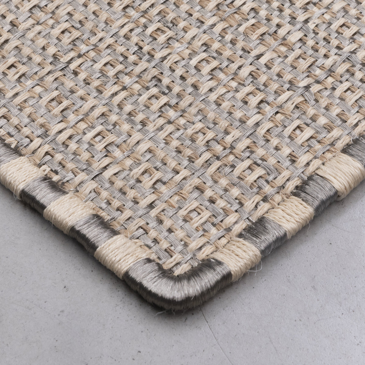 CUADROS WEAVE RUG IN WHITE AND NATURAL FIQUE FIBER WITH STAINLESS STEEL