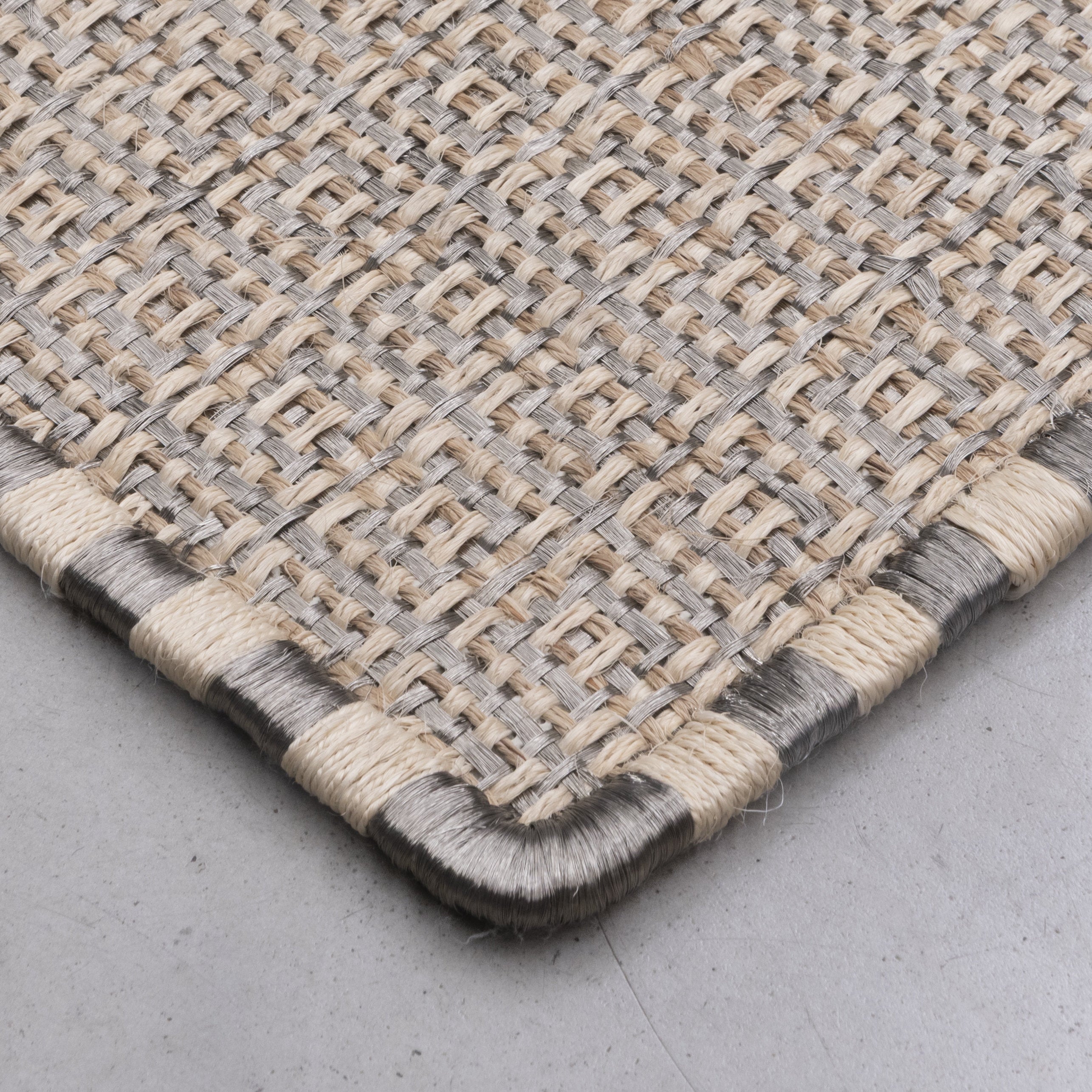 CUADROS WEAVE RUG IN WHITE AND NATURAL FIQUE FIBER WITH STAINLESS STEEL