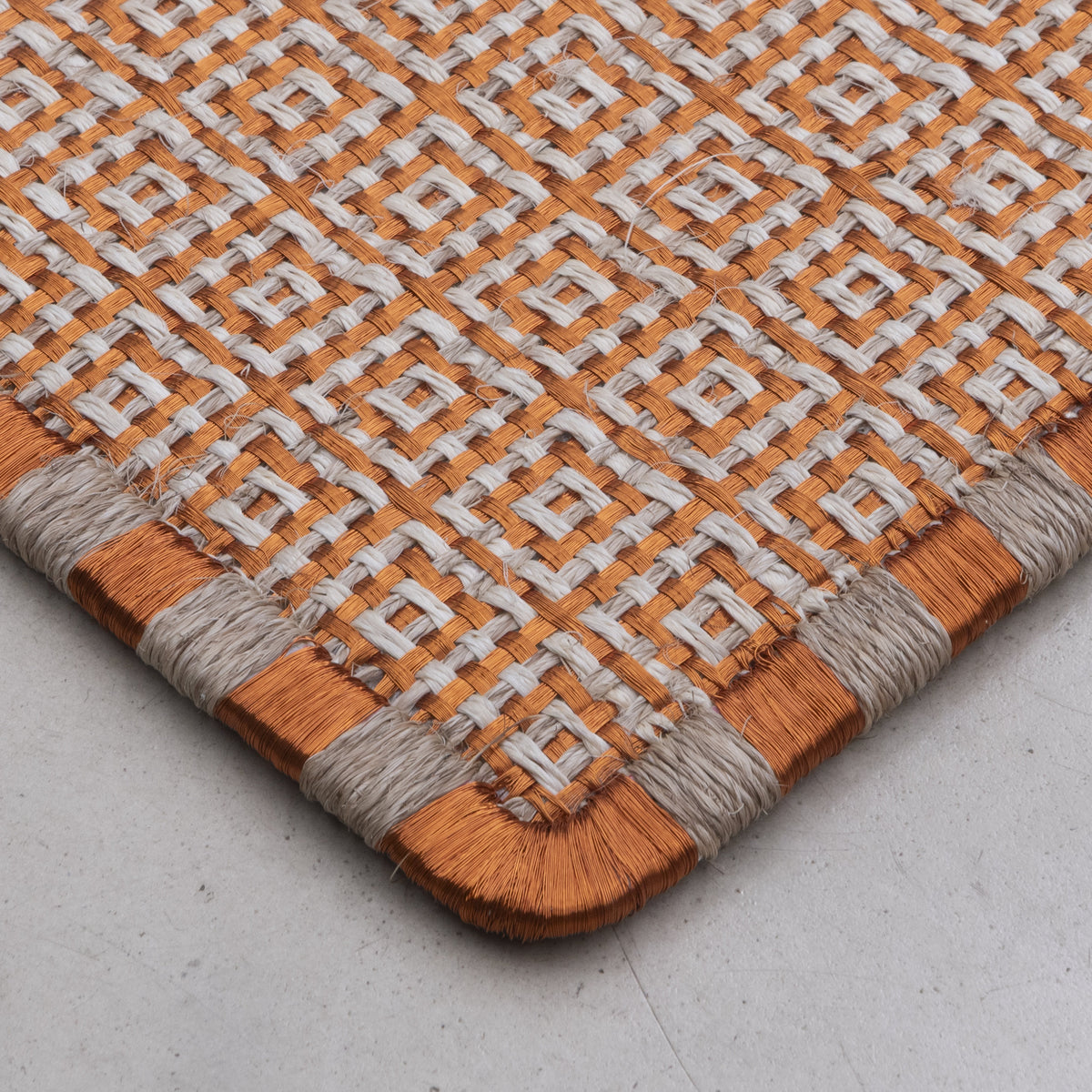 CUADROS WEAVE RUG IN NATURAL AND WHITE FIQUE FIBER WITH COPPER