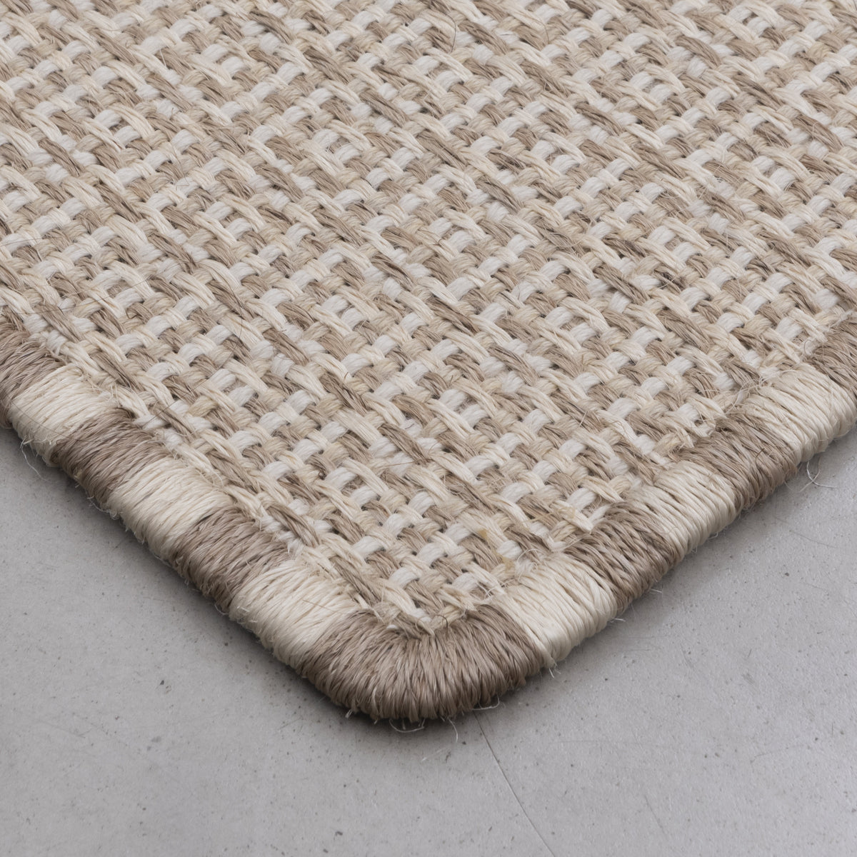 CUADROS WEAVE RUG IN NATURAL AND WHITE FIQUE FIBER