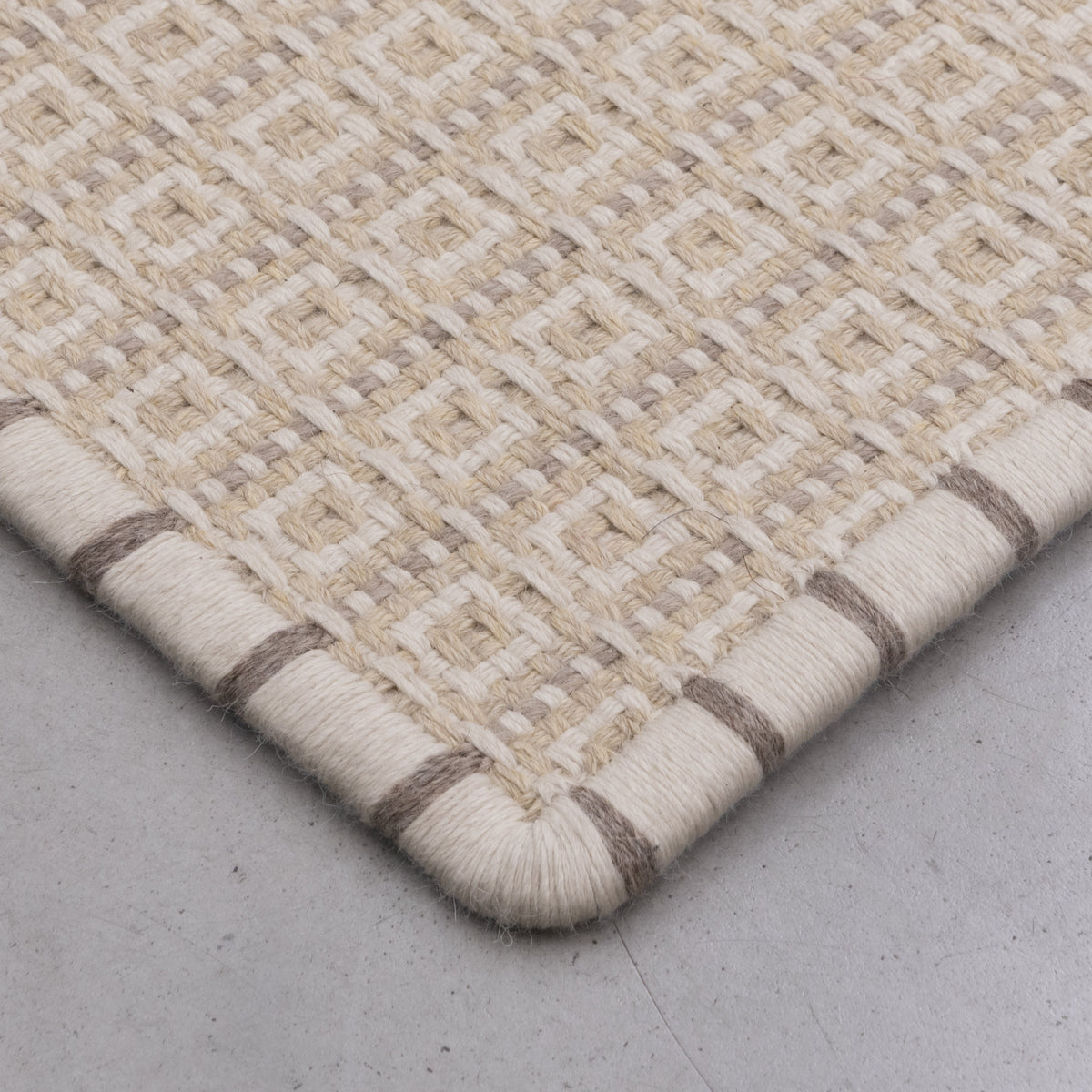 CUADROS WEAVE RUG IN NATURAL AND WHITE ALPACA WITH TAUPE MOTÓN ALPACA