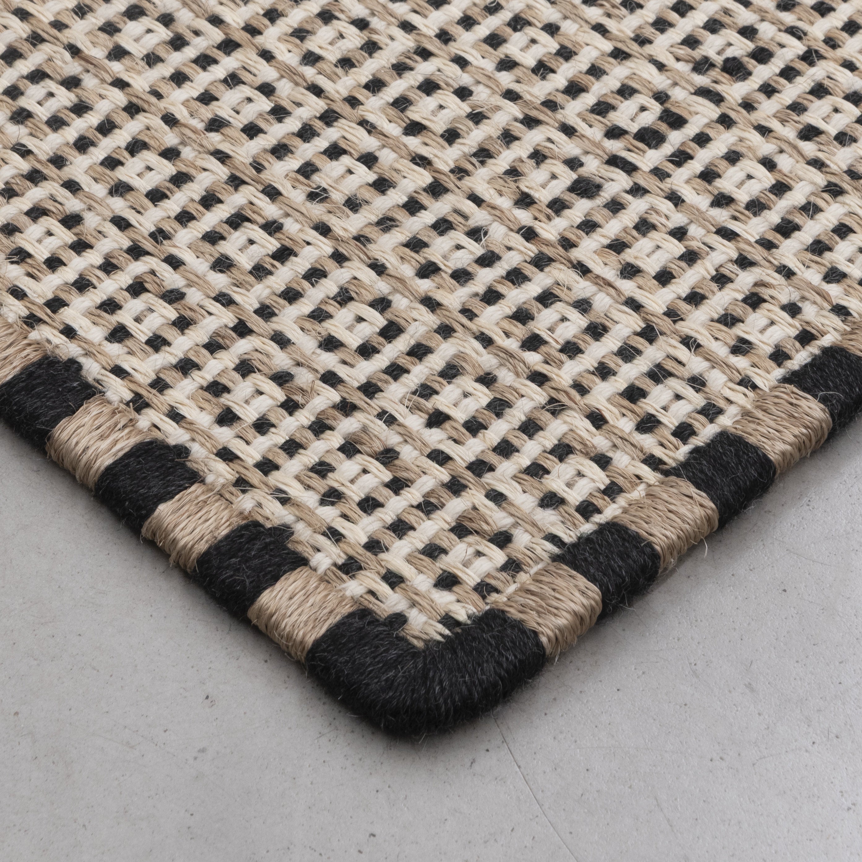 CUADROS WEAVE RUG IN NATURAL AND WHITE FIQUE FIBER WITH WHITE AND BLACK ALPACA