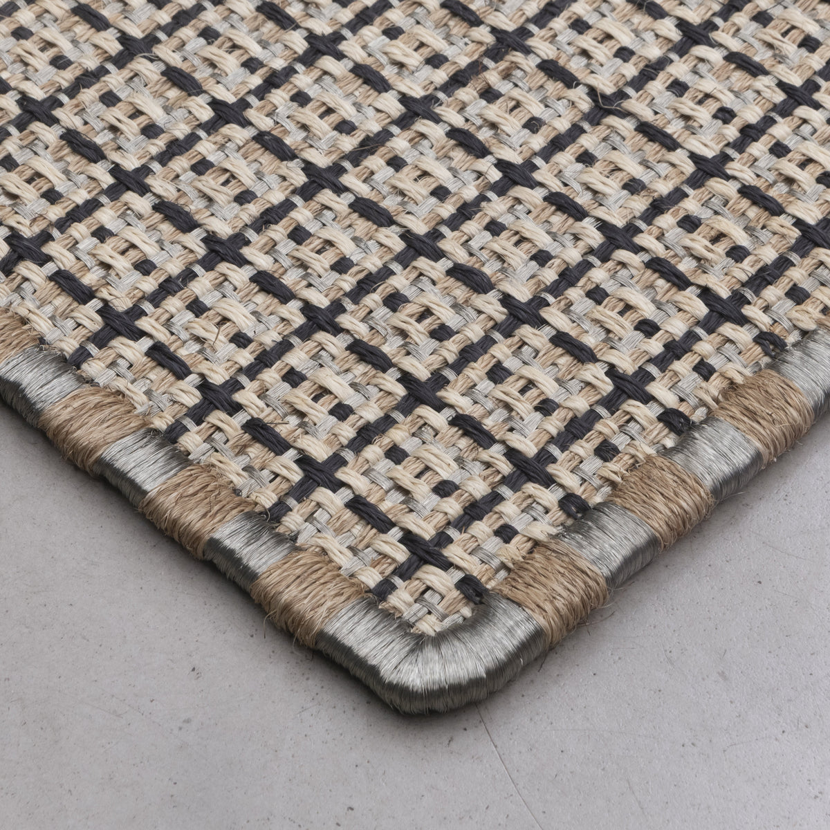CUADROS WEAVE RUG IN BLACK, WHITE AND NATURAL FIQUE FIBER WITH STAINLESS STEEL