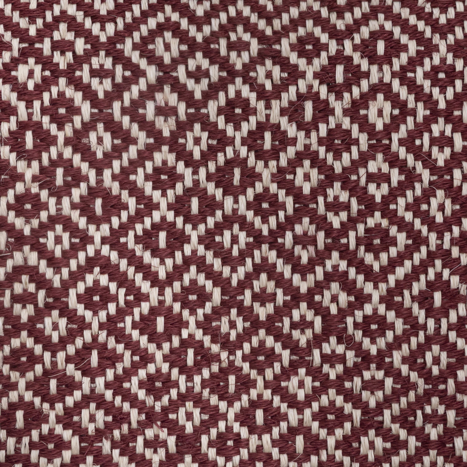 SUSU WEAVE RUG IN WHITE FIQUE FIBER AND BURGUNDY FIQUE FIBER