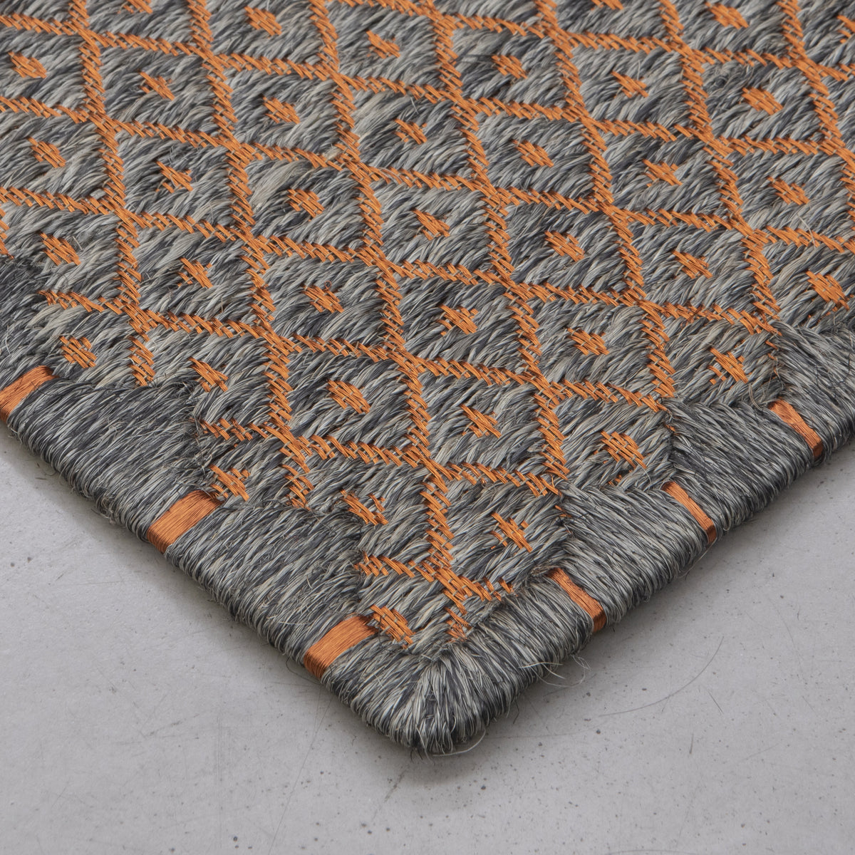 RHOMBUS WEAVE RUG IN WHITE-GRAY FIQUE FIBER AND COPPER
