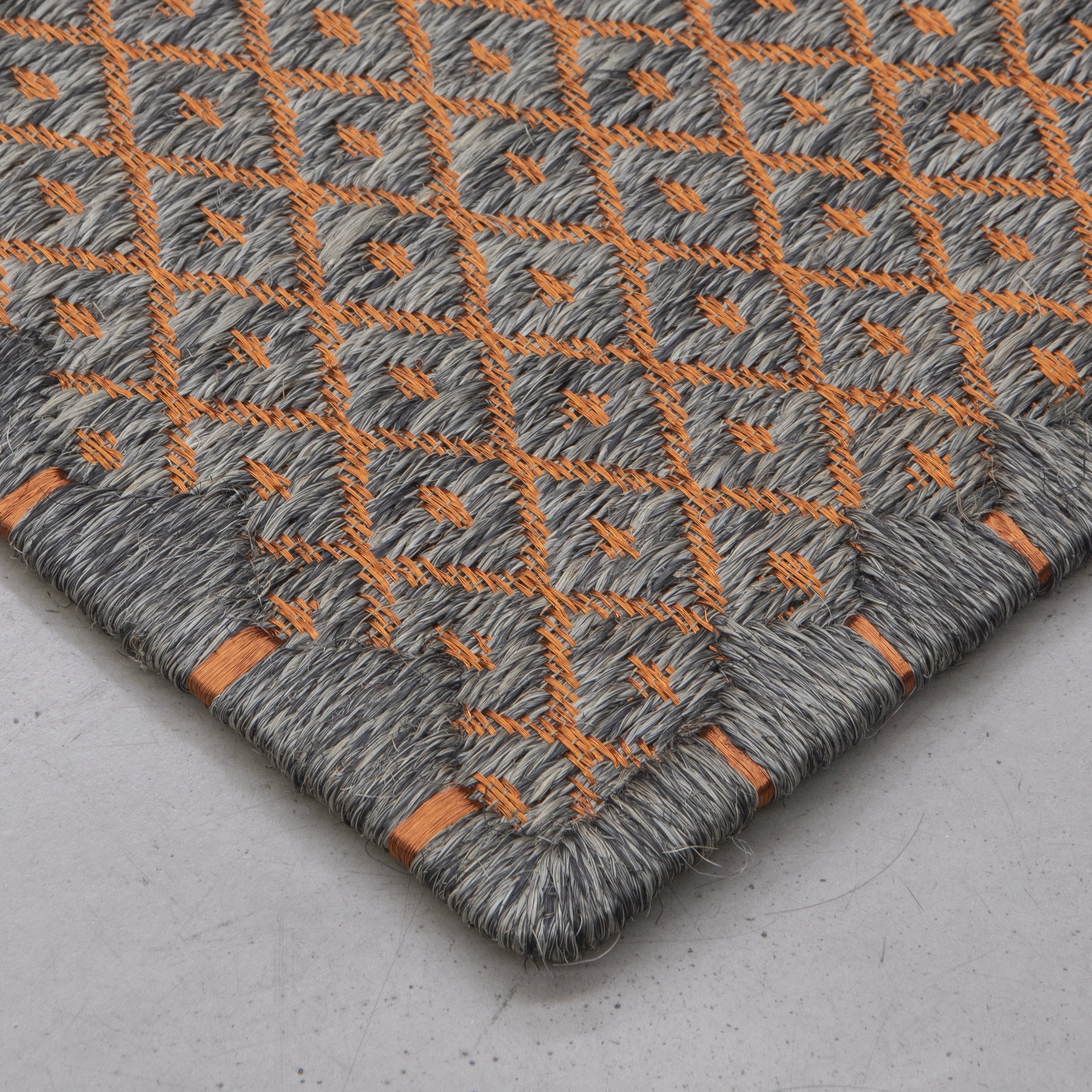 RHOMBUS WEAVE RUG IN WHITE-GRAY FIQUE FIBER AND COPPER