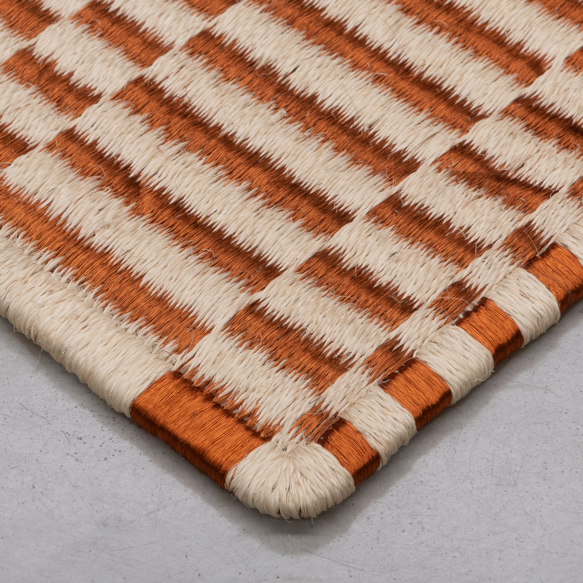 AXXIS WEAVE RUG IN WHITE FIQUE FIBER AND COPPER
