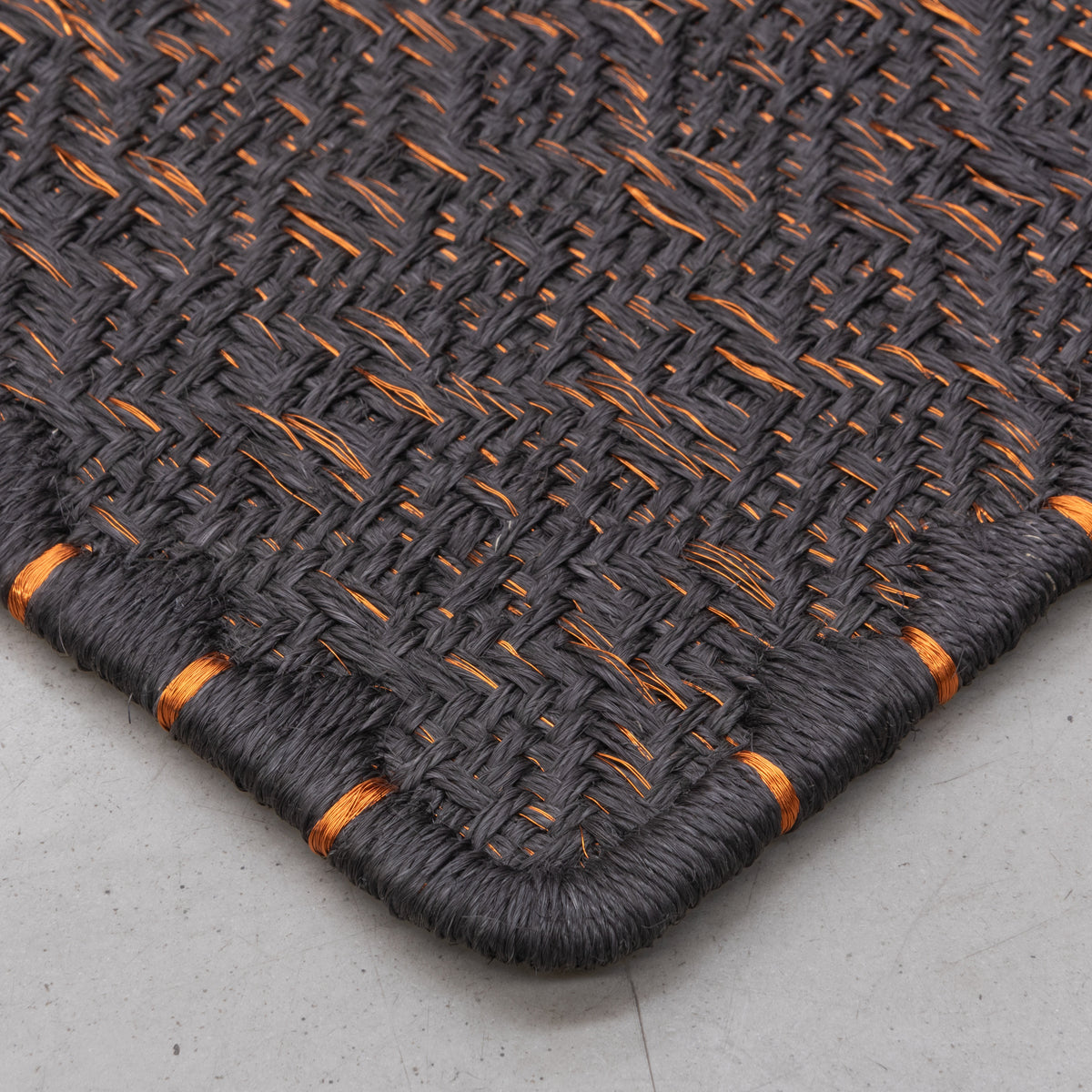 CASABLANCA WEAVE RUG IN BLACK FIQUE FIBER AND COPPER