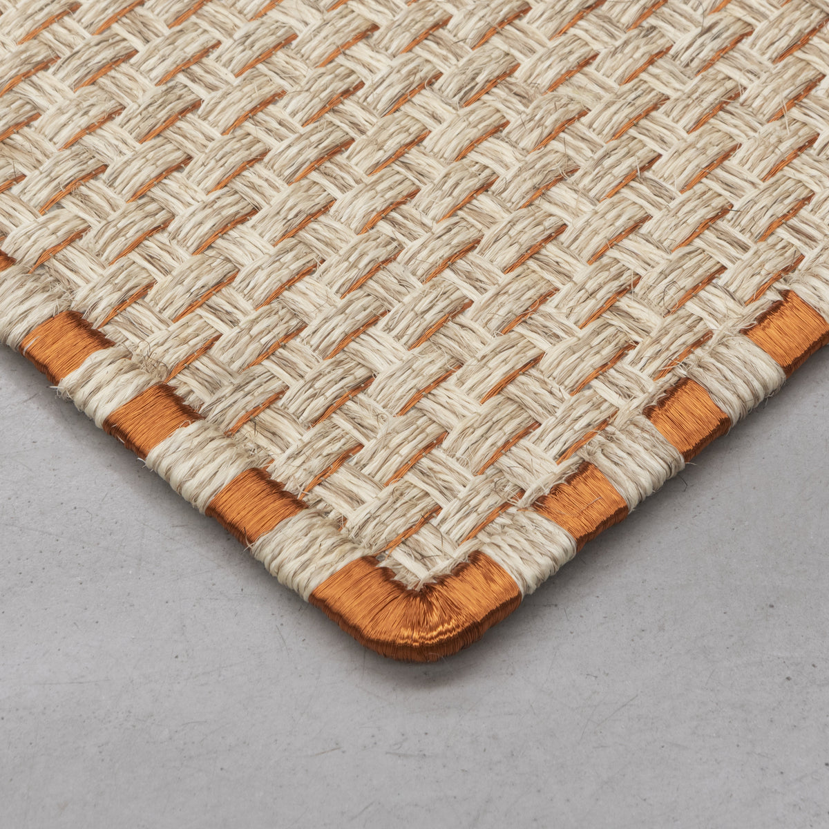 KANASPI WEAVE RUG IN NATURAL AND WHITE FIQUE FIBER AND COPPER