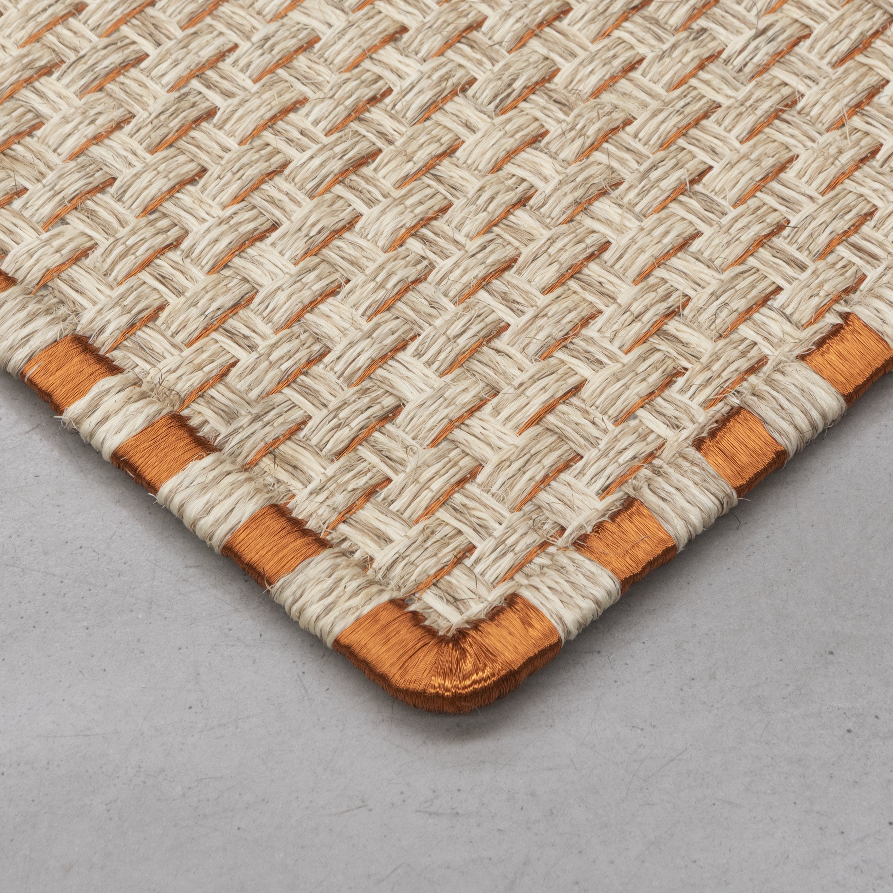 KANASPI WEAVE RUG IN NATURAL AND WHITE FIQUE FIBER AND COPPER