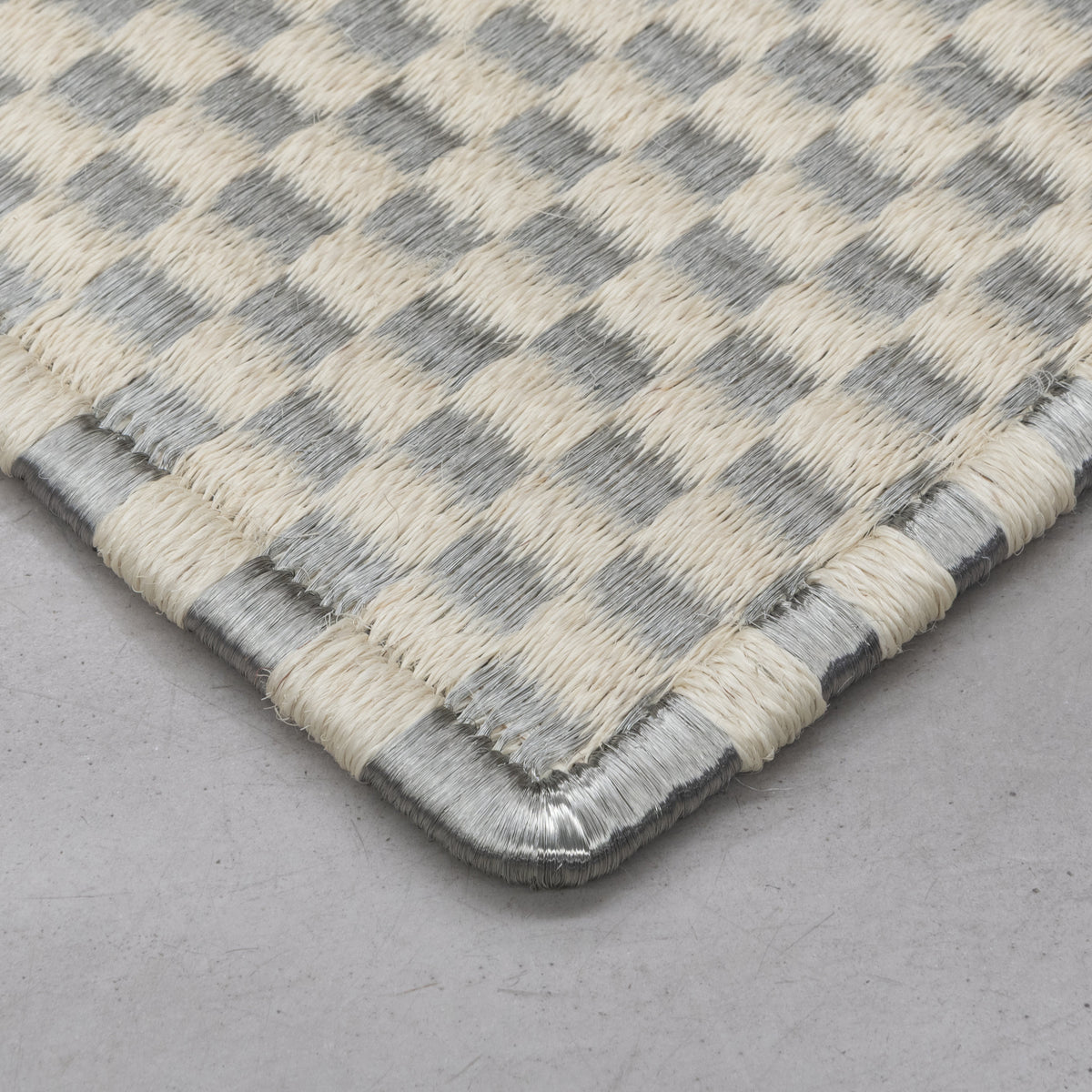 CHESS WEAVE RUG IN WHITE FIQUE FIBER AND STAINLESS STEEL