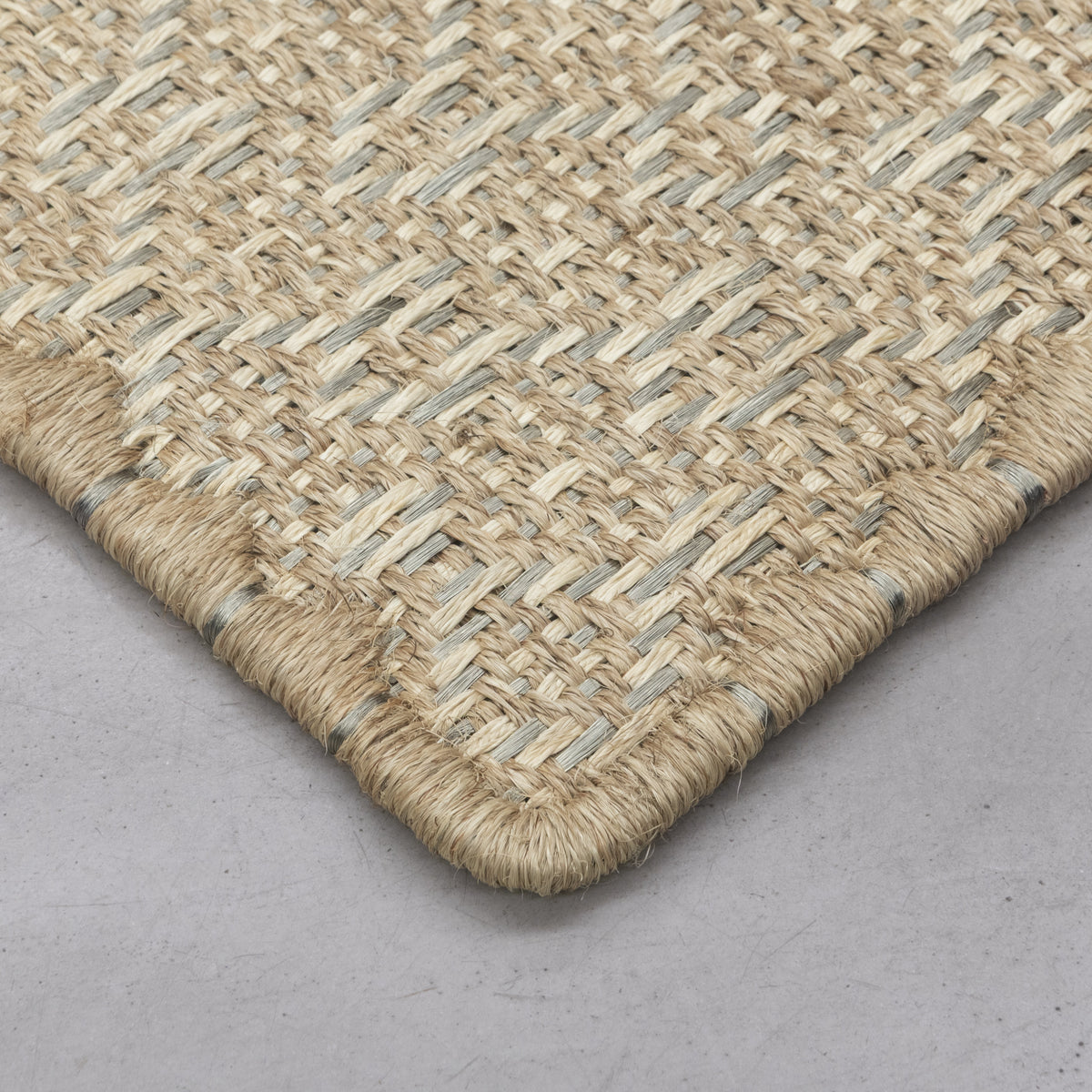 CASABLANCA WEAVE RUG IN NATURAL AND WHITE FIQUE FIBER WITH STAINLESS STEEL