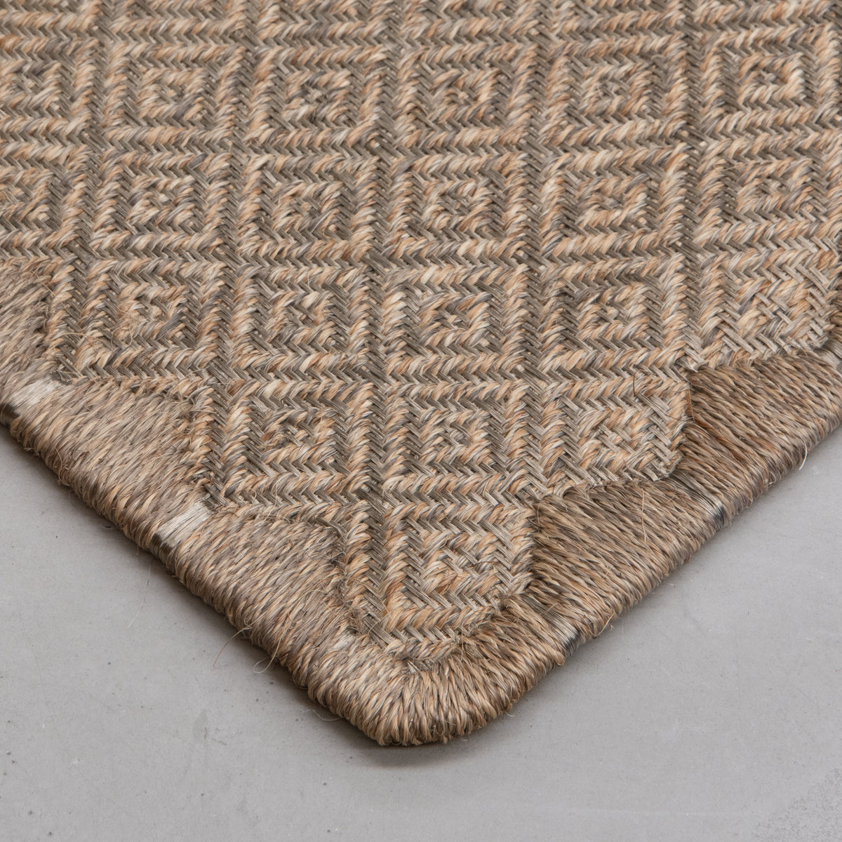 MEDIUM RHOMBUS WEAVE RUG IN NATURAL AND WHITE-GRAY FIQUE FIBER AND STAINLESS STEEL