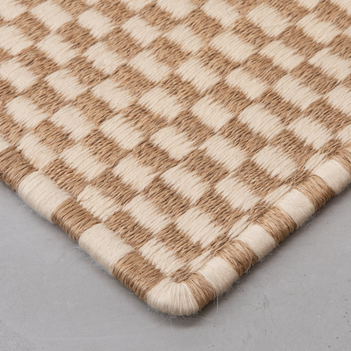 CHESS WEAVE RUG IN WHITE ALPACA AND NATURAL FIQUE FIBER