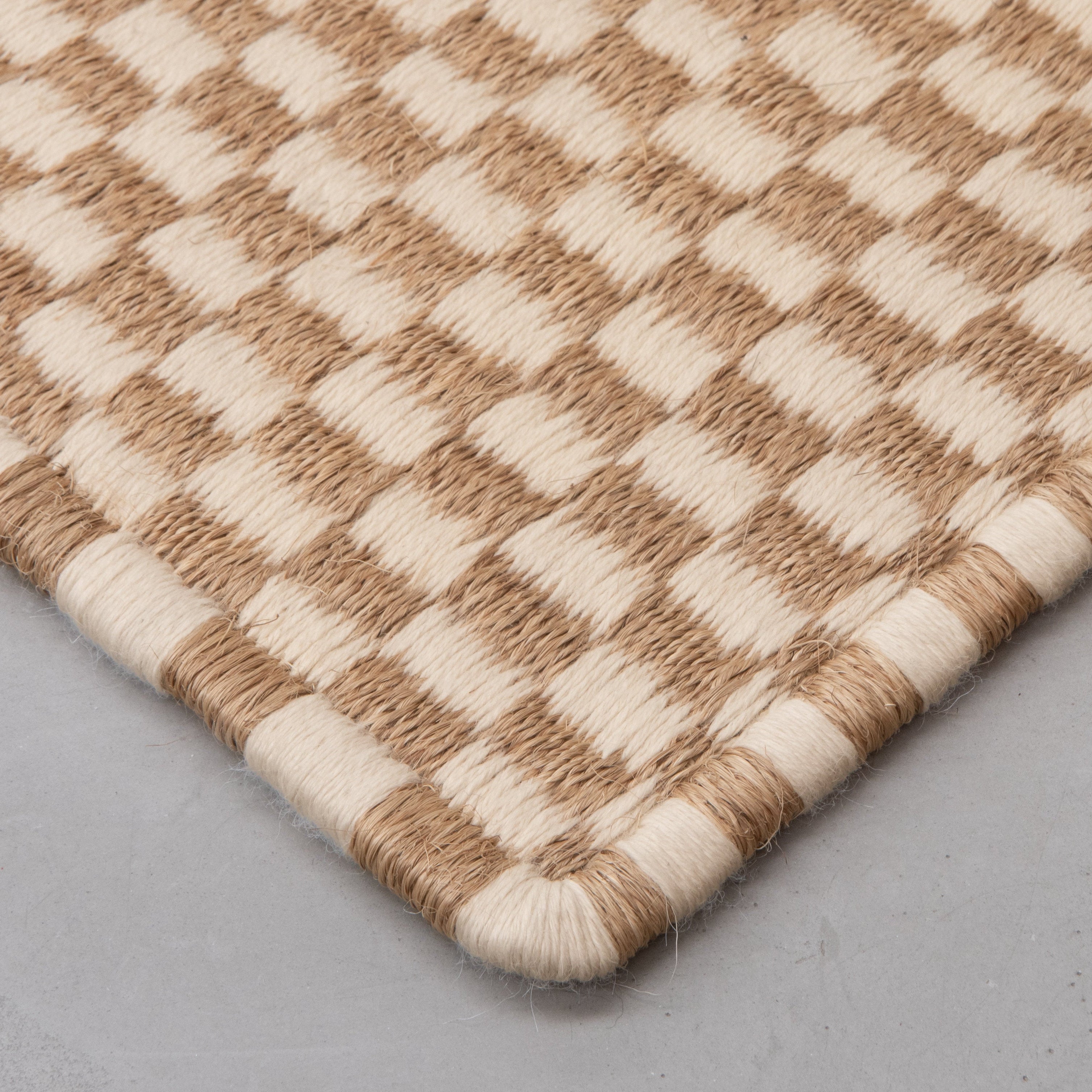 CHESS WEAVE RUG IN WHITE ALPACA AND NATURAL FIQUE FIBER