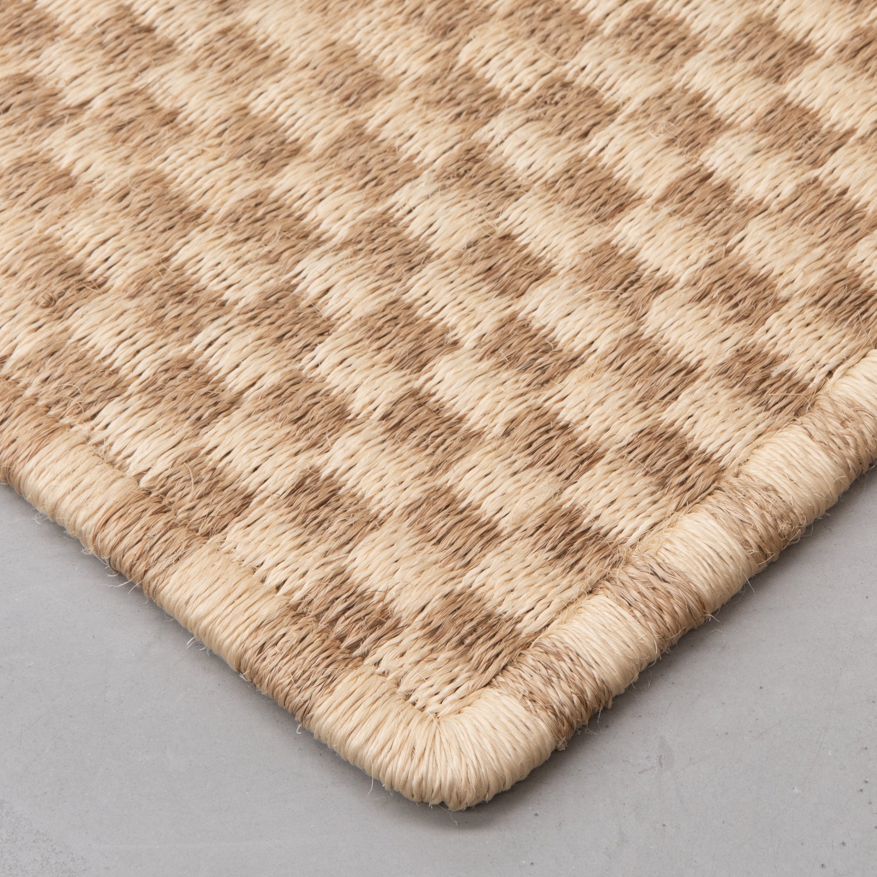 CHESS WEAVE RUG IN WHITE FIQUE FIBER AND NATURAL FIQUE FIBER